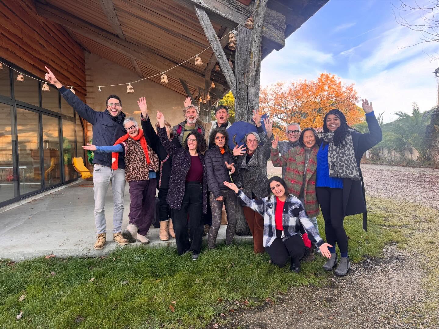 En décembre, nous avons vécu notre premiere rencontre Constellation Pas-Sages après plus d’1 an et demi de travail à distance pour ceux qui font partie des équipes des trois étoiles que sont :
- Les Pas-Sages Academy, l’asso historique des Pas-Sages,
- La CoopMutActrice (ou CMA), la coopérative créé en mi-2024 qui mutualise les énergies financières et humaines pour former un réseau toujours plus interdépendant et robuste.
- et le FRIC, le fonds de dotation qui permet de recevoir les dons et legs pour les habitats coopératifs de notre réseau.
Ces quelques jours passés ensemble nous ont permis de partager notre vision commune, restructurer notre façon de travailler et rêver ensemble à ce que ce beau réseau d’une trentaine de coopératives d’habitants fondées en biens communs non spéculatifs peut réaliser pour nous-mêmes, pour nos collectifs et pour la société au sens large dans ces temps particulièrement polarisés et fragiles.
Un grand moment de reliance, de complicité et de coopérance pour continuer à « contribuer à la contagion joyeuse des cultures de la coopération au service du vivant » ✨🌬️💖
Merci à tous•tes et merci à @argoumbat pour l’accueil généreux et chaleureux.
#écolieux #ecovillage #coopérativedhabitants #cooperative #habitatparticipatif