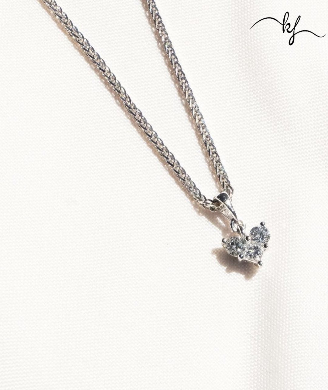 WE LOVE pendants! They are so versatile and perfect for everyday😍💜
#kaza #kazajewellery #minimal #preciousjewellery #potd #jewellery #aesthethics #classy #finejewelry #dailywear #diamondjewellery #festive #pendants#diamonds