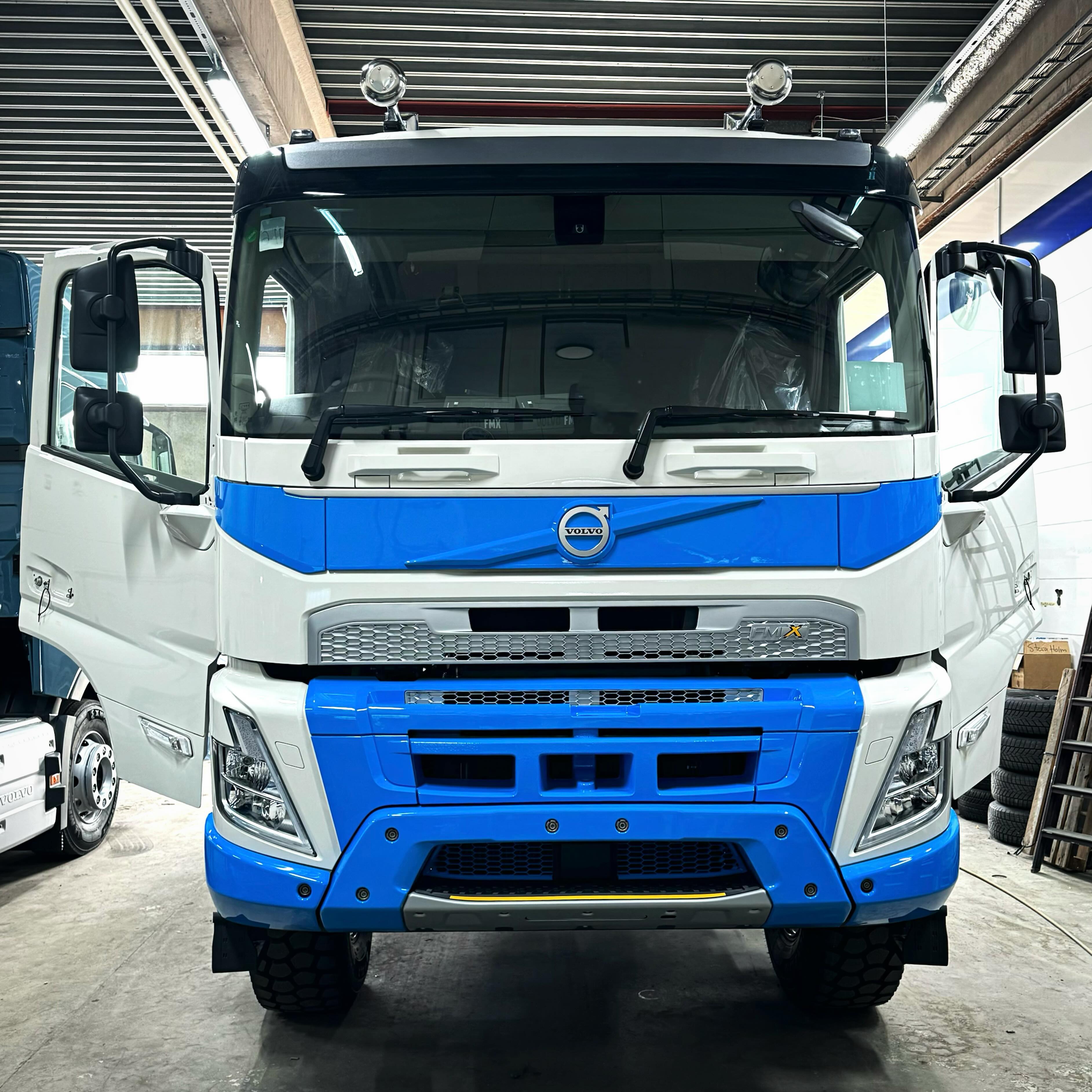 Kolla in vår senaste skapelse🔵
En kraftfull och unik syn på vägarna i blått och grått.
Nylackad av vårt skickliga team, varje detalj är utförd med precision och passion.
Är du lika imponerad som vi är? Ge oss en tumme upp om du tycker om vad du ser!
#NylackadLastbil #Lastbil #LastbilLack #BilLackering #LastbilLackering #hovgårdensytskydd