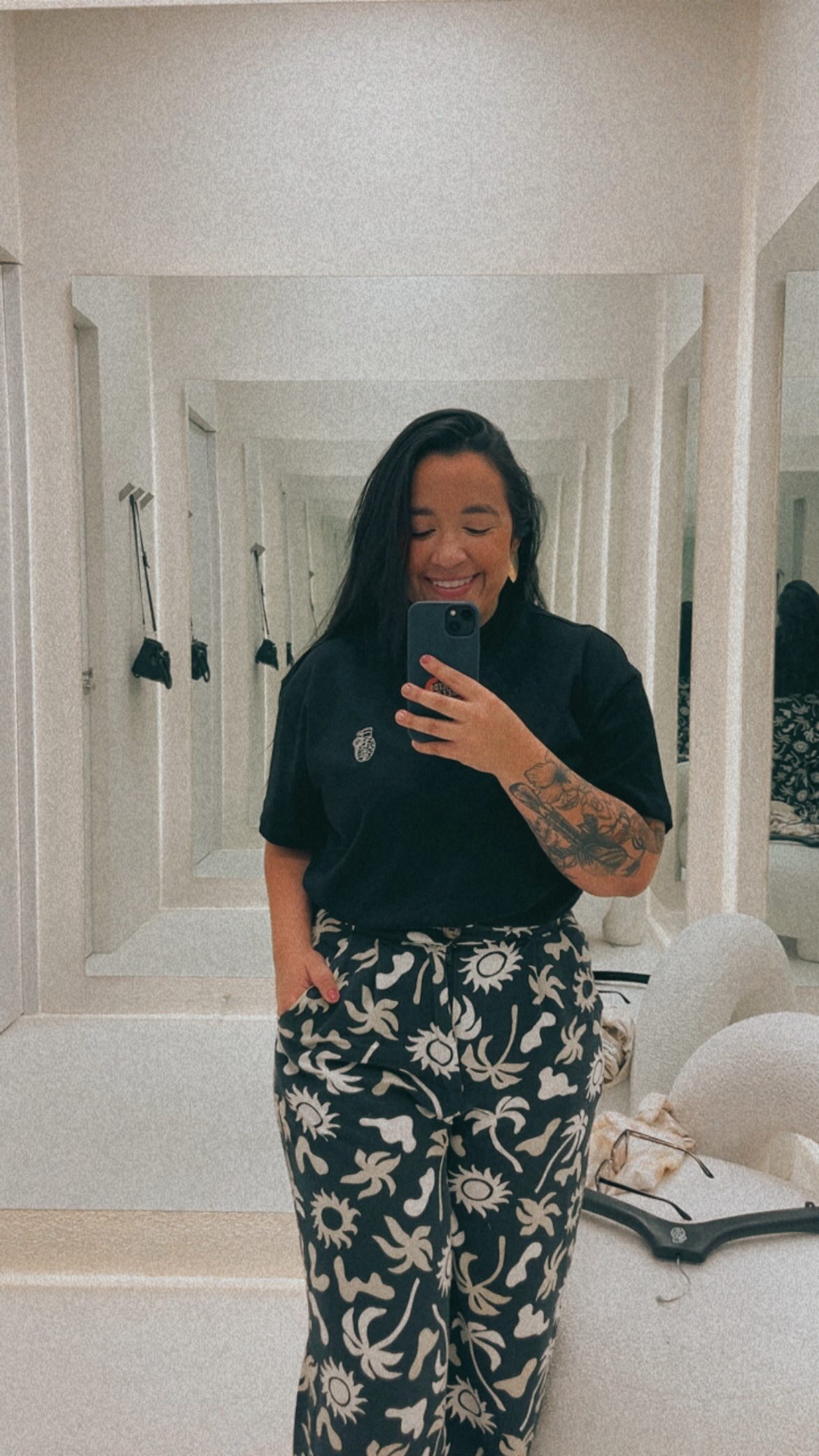 Logo grande, precios altos, misma calidad…La moda callejera o streetwear.
Cómo las marcas como @blowup.online apuntan a los mercados colombianos y se enfrentan a grandes retos socioculturales.
PR: @luchoviedo