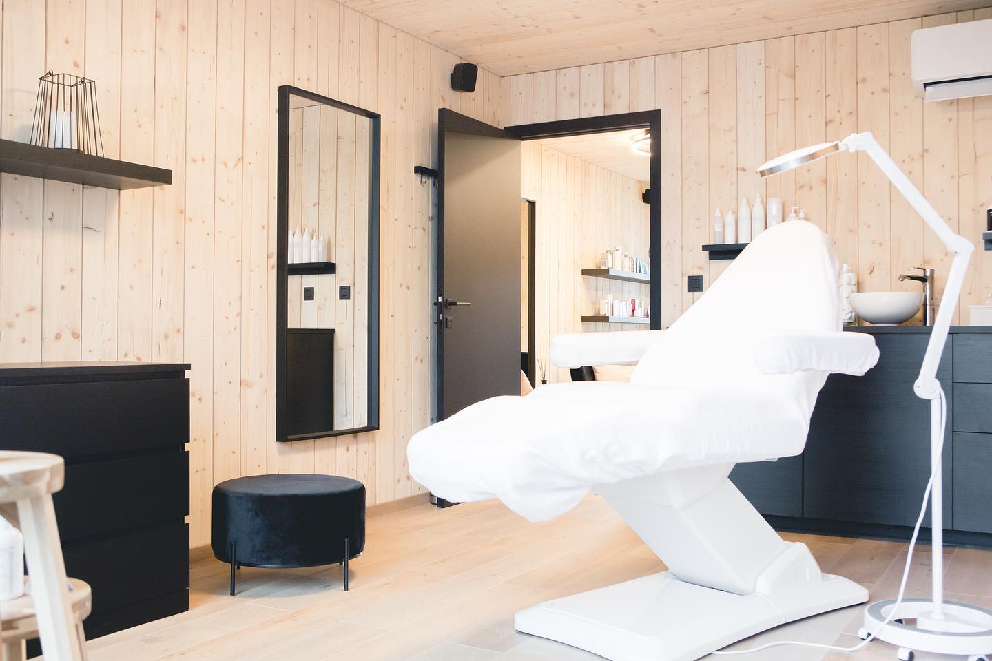 Lag jij al op deze zalige (verwarmde) behandelstoel, genietend van je favoriete beauty-momentje? 🧖♀️
Laat jezelf verwennen en kom langs voor een heerlijke gezichtsverzorging, pedicure, wimperlifting, kleuren van wenkbrauwen… en nog zoveel meer.
Bekijk het volledige aanbod via de website en reserveer je plaatsje heel gemakkelijk online.
👉 Langskomen met de feestdagen? Het lijkt misschien nog ver weg, maar wacht zeker niet om al te boeken want de plaatsjes geraken snel volzet.
Website link in bio 💁♀️