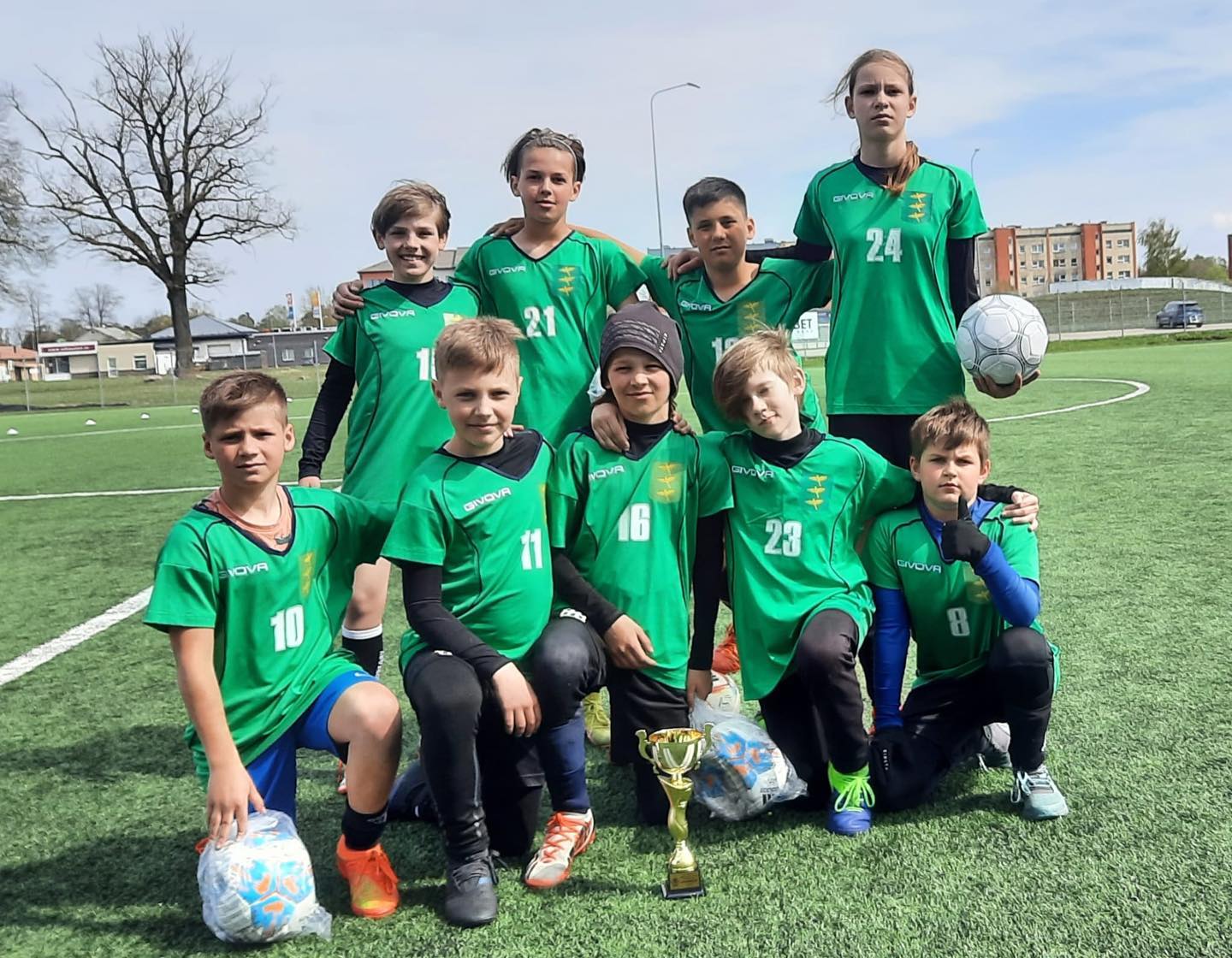 Latvijas Futbola Federācijas @kajbumba rīkotais Vidzemes skolu futbola kausa FINĀLTURNĪRS 2023 ir noslēdzies ar Ropažu vidusskolas komandas uzvaru! 🏆🥇⚽️
Ropažu vidusskolas komandā arī ir mūsu @fkvalor audzēkņi Joannis, Kristīne, Reno, Matvejs, Jurģis, Kārlis, Raits! ⚽️💪 Veiksmi 12.maijā finālā 🇱🇻