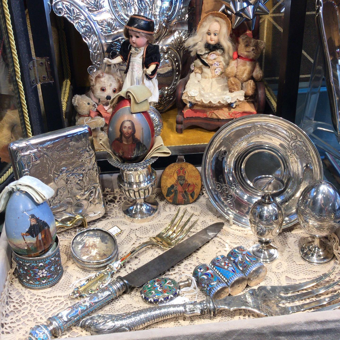 Anticoponteantiquariato . Idee per un regalo fuori dal comune? Uova decorate, smalti, argenti…visita il mio sito anticoponteantiquariato.com. Link in bio#antiques#antiquariato#antiquites#oldsilver#oldrussian#antiqueshop #venice#rialtobridge#