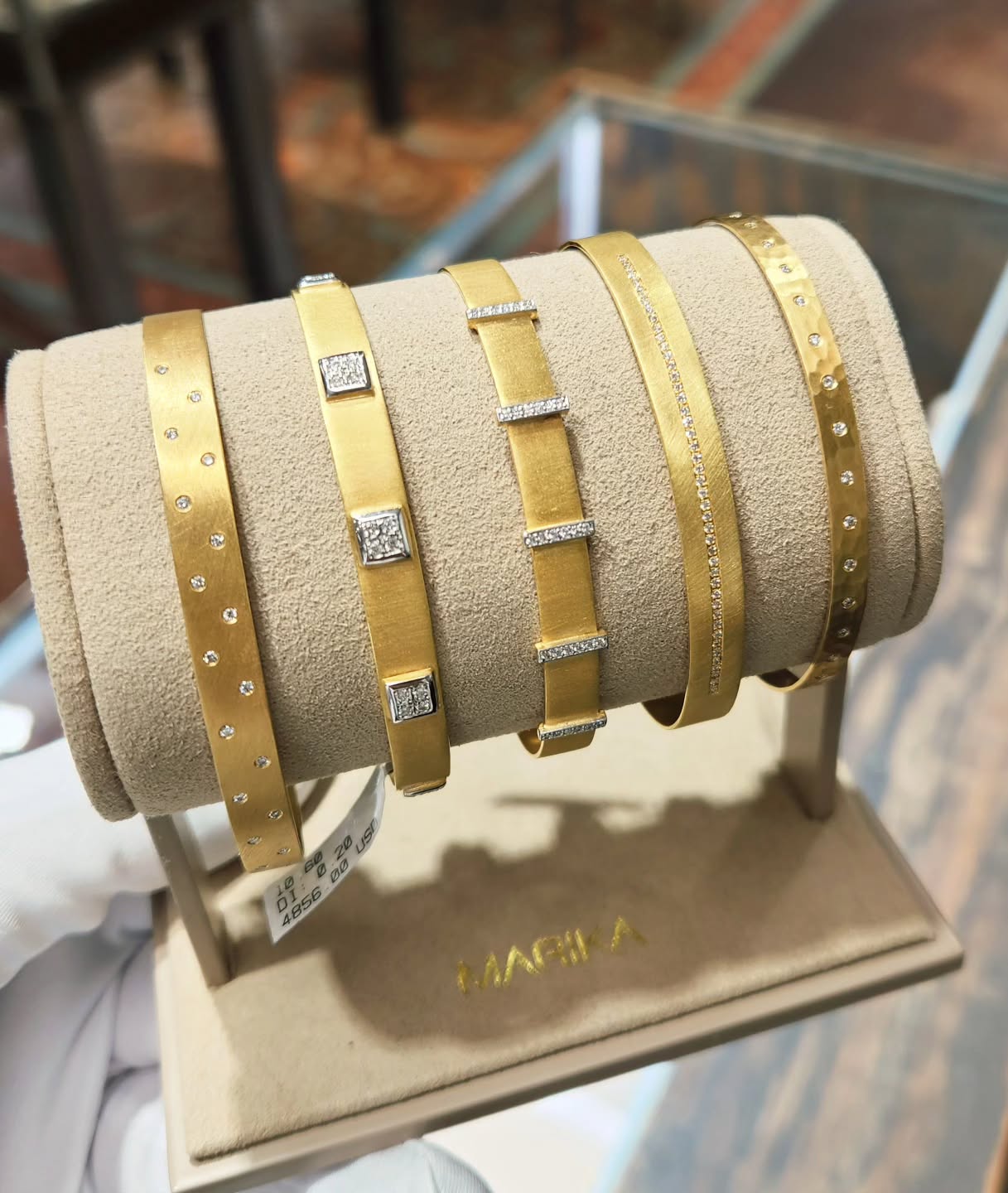 Unlock effortless luxury 🔐
Our Golden Lock bracelets are crafted with ultra-light gold weight and shimmering diamonds—designed to feel like nothing, yet look like everything.
Perfect for stacking. Perfect for everyday. Perfect for you. 💛💎
#goldbracelet #goldjewelry #luxuryjewelry #stackbracelets #highendjewelry