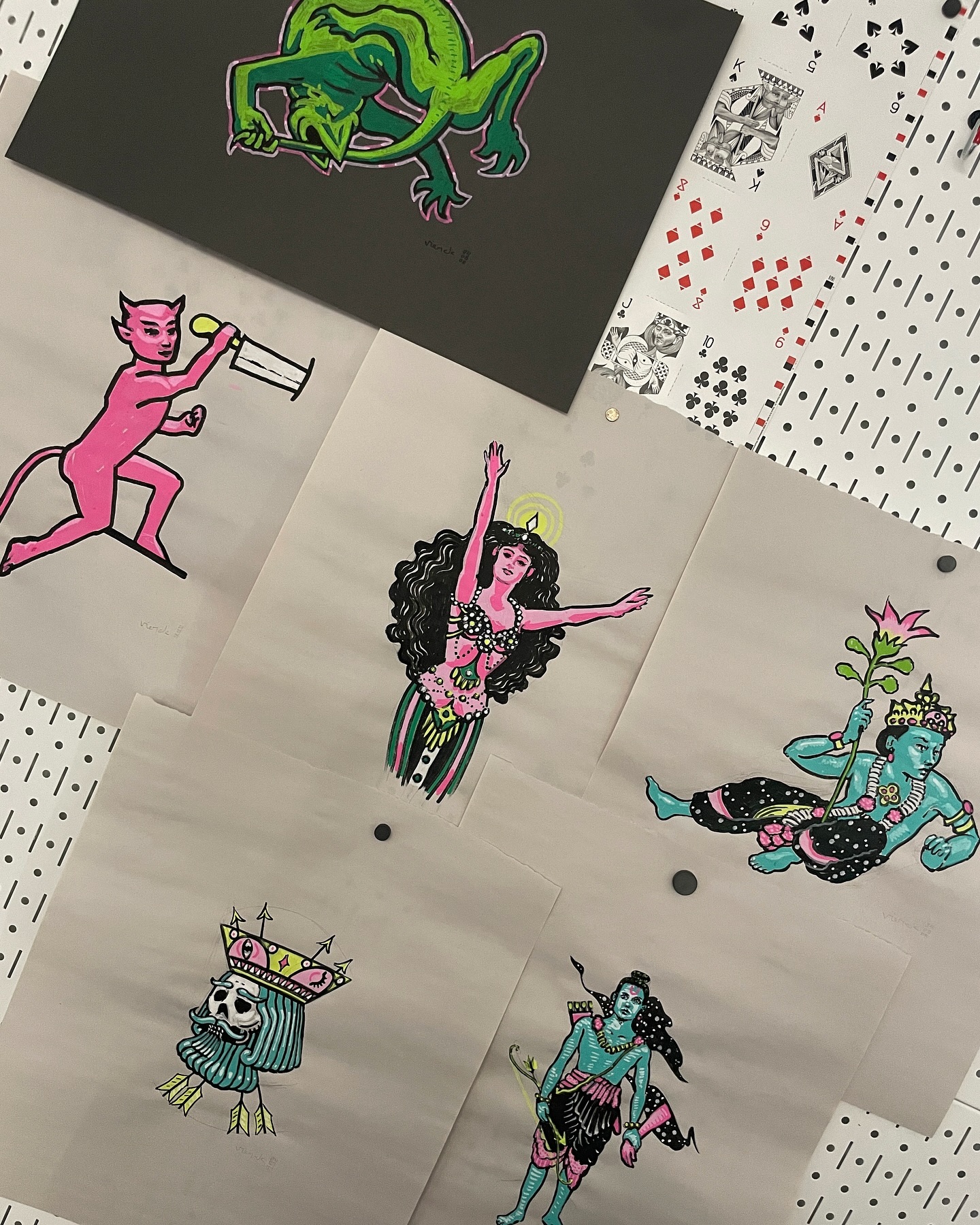 Been making funny little drawings with some bright colored pint pens on newsprint.
#paintpens #fourpoint