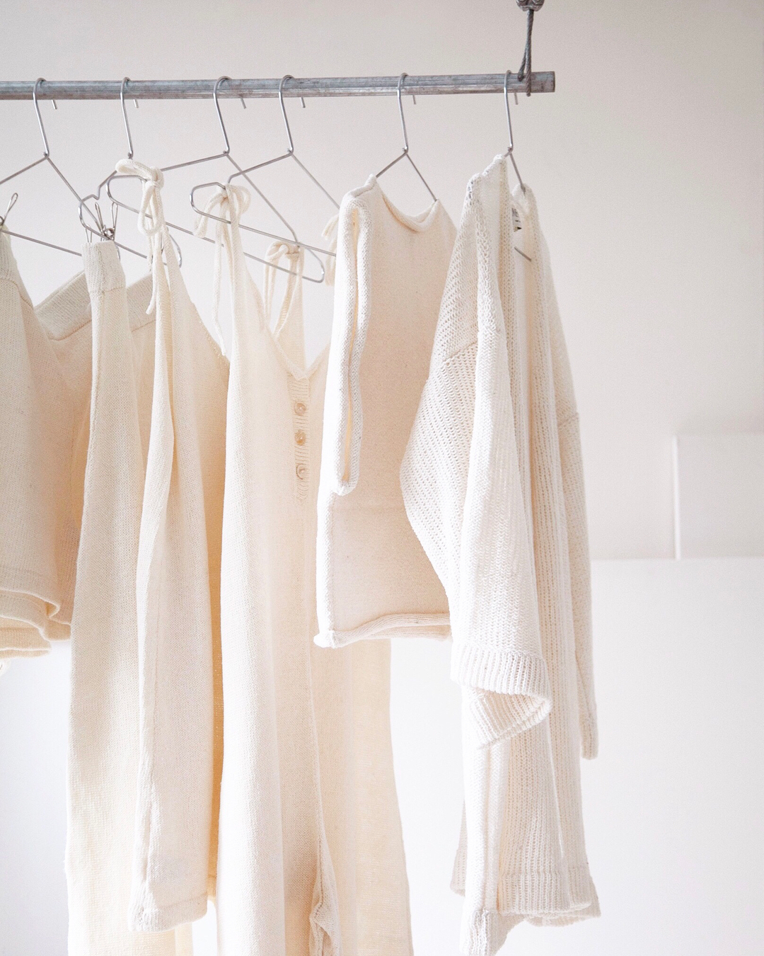 Você sabia?
As peças são todas feitas de forma artesanal com pequenos estoques.
A matéria prima é de origem reciclado.
A mão de obra é toda local como também os insumos.
Nesta caminhada procuro fazer as peças mais bonitas, confortáveis, acessíveis e sustentáveis possíveis. Muitas horas de trabalho dedicado são investidas em cada peça, elas são feitas com enorme capricho e carinho para fazer uma diferença na vida e no guarda-roupa de nossos clientes.
Você sente a diferença quando veste uma peça de roupa feita conscientemente, por pessoas, com carinho?