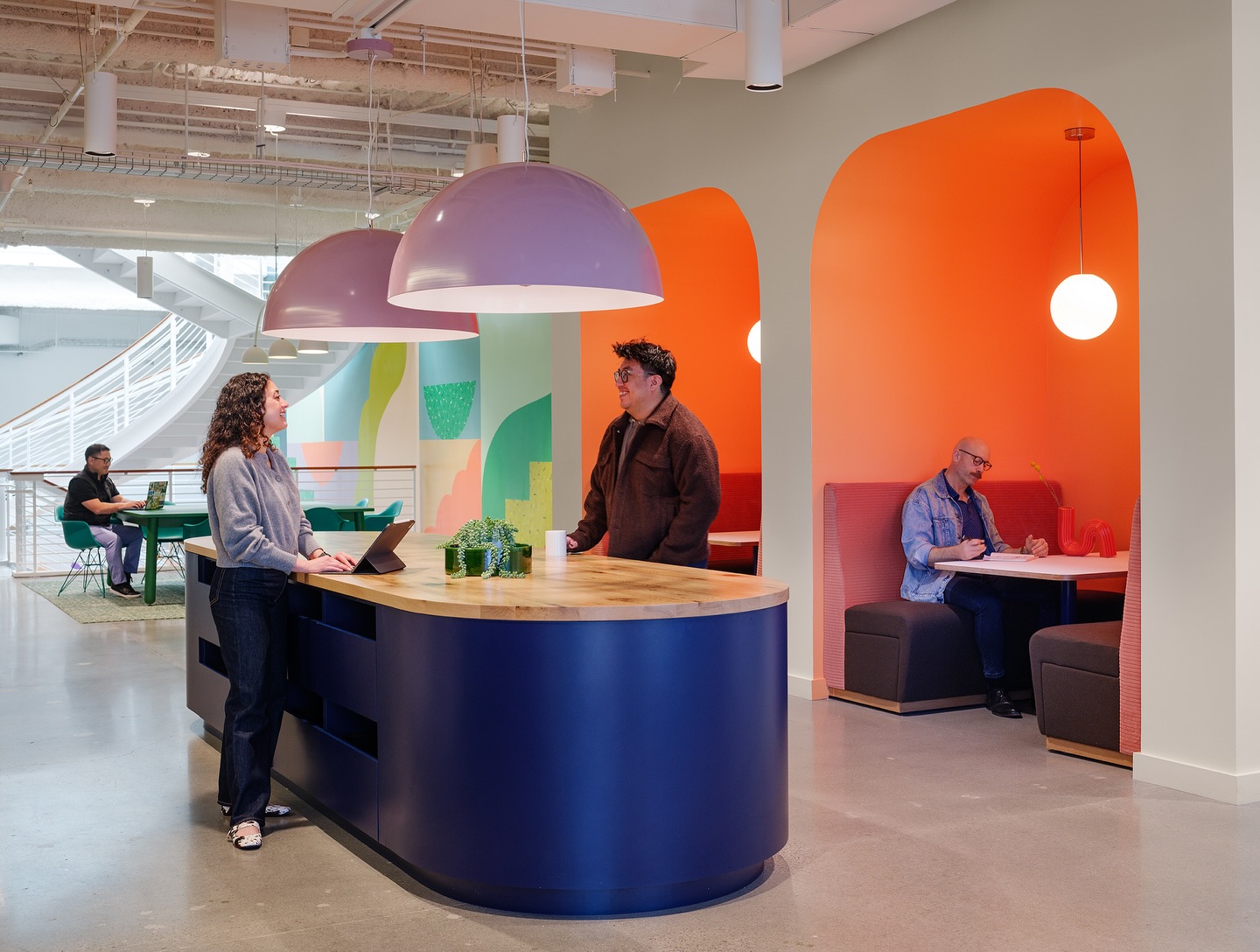 LinkedIn’s Sunnyvale campus is a vibrant example of the evolving nature of the workplace.
Today’s offices are no longer just about desks and meeting rooms—they’re about creating highly curated destinations that attract people to the office. Flexibility, well-being, and purpose-driven design are at the forefront.
We loved collaborating with Gensler on this refreshed space.
Photography: Jason O’Rear