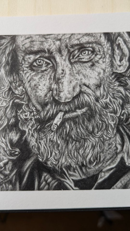 So, der alte Herr ist fertig. Ich habe ja schon ewig nicht mehr mit Bleistift gearbeitet und die Pit Graphit matt kenne ich ja, hätte sie aber nie getestet.
Ich bin sehr zufrieden mit dem Endergebnis.
Wenn ihr mehr sehen wollt, folgt mir doch hier oder auf YouTube.
#portritart #fabercastellart #photorealismdrawing #realisticportrait #myownartology