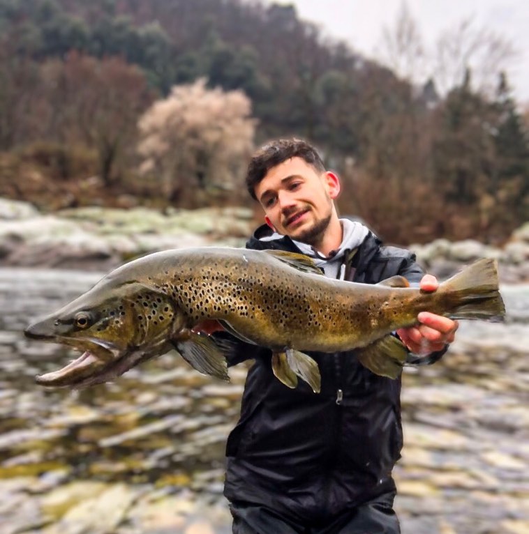 Quand les étoiles sont alignées ✨
Jamais je n’aurais penser prendre une truite de 75 cm sur ma canne à mouche. Je suis encore ému par cette truite, par ce combat sans fin, par sa tête incroyable, c’est le poisson d’une vie. Quoi de mieux pour une ouverture ?! 😍
Je me devais de vous la partager, car je crois que ce n’est pas tous les jours que l’on touche ce genre de poisson🙏. Merci !
#flyfishing #trout #troutfishing #troutcandy #troutcreek #troutbum #troutflies #troutfly #flyfishingwyoming #flyfishingaddict #flyfishingphotography #flyfishingart #flyfishingadventures #peche #pecheur #pêcheur #pechefrance #pecheauleurre #pechealamouche #truite #truitefario #bigtrout #browntrout #troutfishing #grayling #truitesauvage #troutlife #troutlures #release #nokill