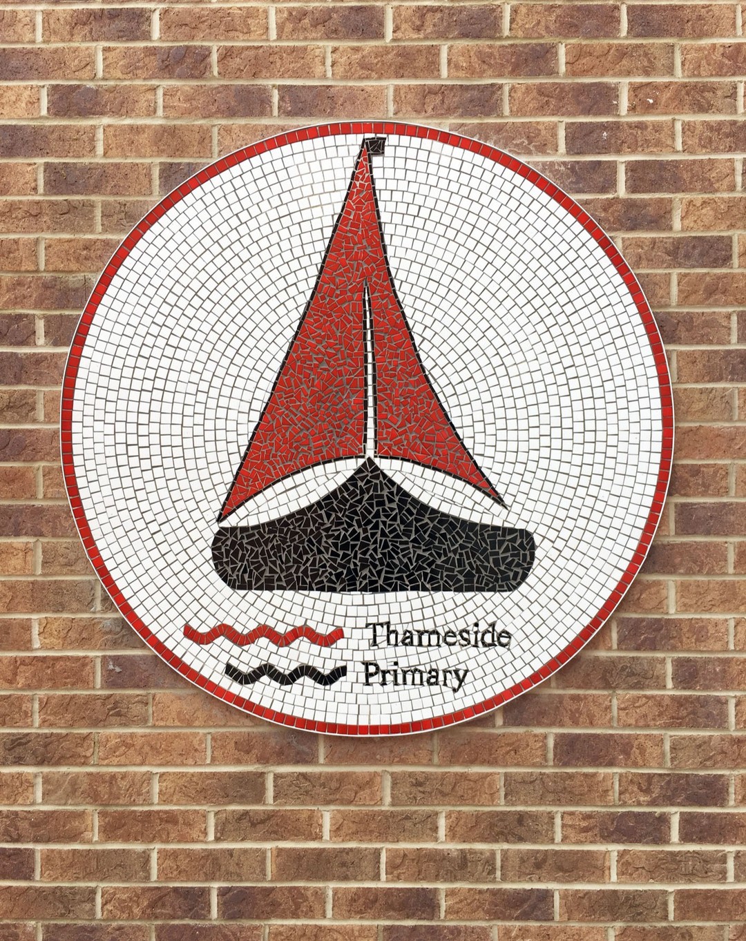 Created with the pupils of Thameside Primary School, This design is of the school logo. It really does brighten up the entrance wall, this is a really welcoming addition to the school.
#school #ukschools #schoolproject #schoolentrance #schoolarchitecture #schoolmural #glassmosaic #mosaicinspiration