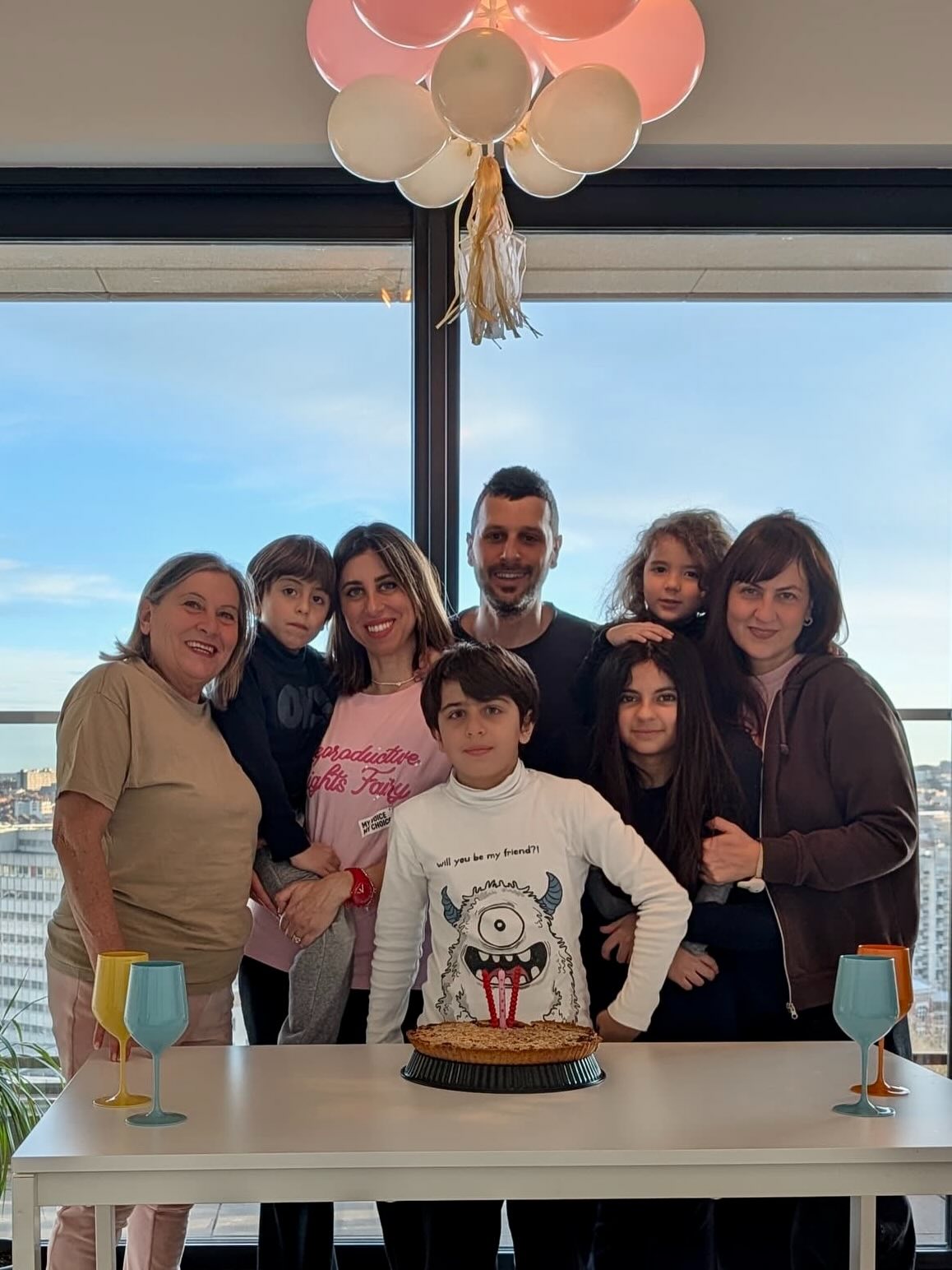 Oggi spengo 43 candeline circondata dalla mia famiglia.
Ed è questo, più di tutto, il regalo più grande.
Ringrazio Dio ogni giorno per l’amore che mi accompagna: quello di chi mi è accanto nella vita, di chi cresce con me, di chi mi sostiene anche nei momenti più impegnativi.
Grazie di cuore a tutte e tutti voi per gli auguri e per l’affetto: mi avete davvero emozionata.
Continuo a fare il mio lavoro con impegno e responsabilità, cercando di restare sempre con i piedi ben piantati a terra.
Vi voglio bene ❤️