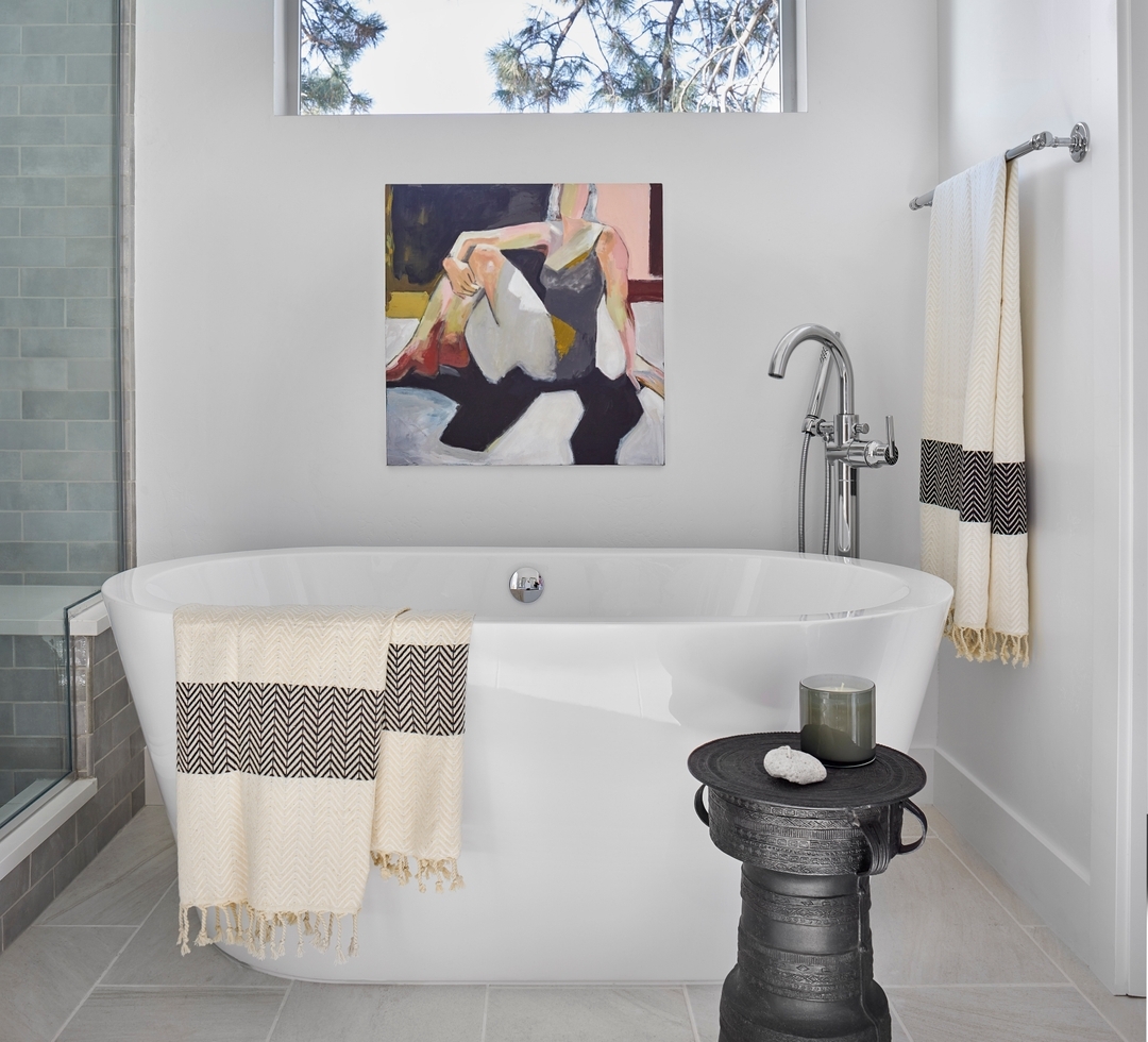 🛁✨ Eclectic charm meets modern luxury! ✨🛁
This bathroom showcases a stunning white freestanding tub, beautifully complemented by unique accessories carefully curated by a professional stager. From bold accents to whimsical touches, every detail tells a story and adds personality to this serene retreat.
💡 Design Tip: Don’t shy away from mixing styles—eclectic accessories can bring warmth and character to a minimalist space!
Which detail is your favorite? Share your thoughts below!
Interior Design: @everydaylovelydesign
Project: Jackson
Builder: @smithandmeade
Photographer: @kyliefitts
Stager: @staged5280
#BathroomStyle #EclecticDesign #EverydayLovelyDesigns #FreestandingTub #HomeStagingMagic