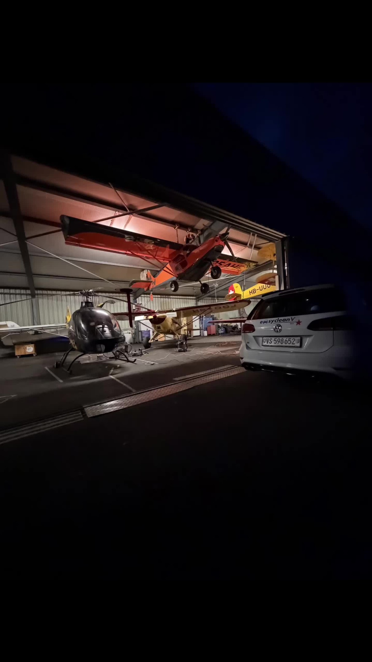 🚁 Après la route… le ciel !
Nettoyage intérieur d’un hélicoptère réalisé à Bex pour une demande particulière.
Chez EasycleanVS, on s’adapte à tous les projets — sur terre comme dans les airs ✨
👉 Vous avez une demande particulière? On est là.
#EasycleanVS #Nettoyage #Helicoptere #Bex #ProjetSpécial #Detailing #Valais #ToujoursPlusHaut