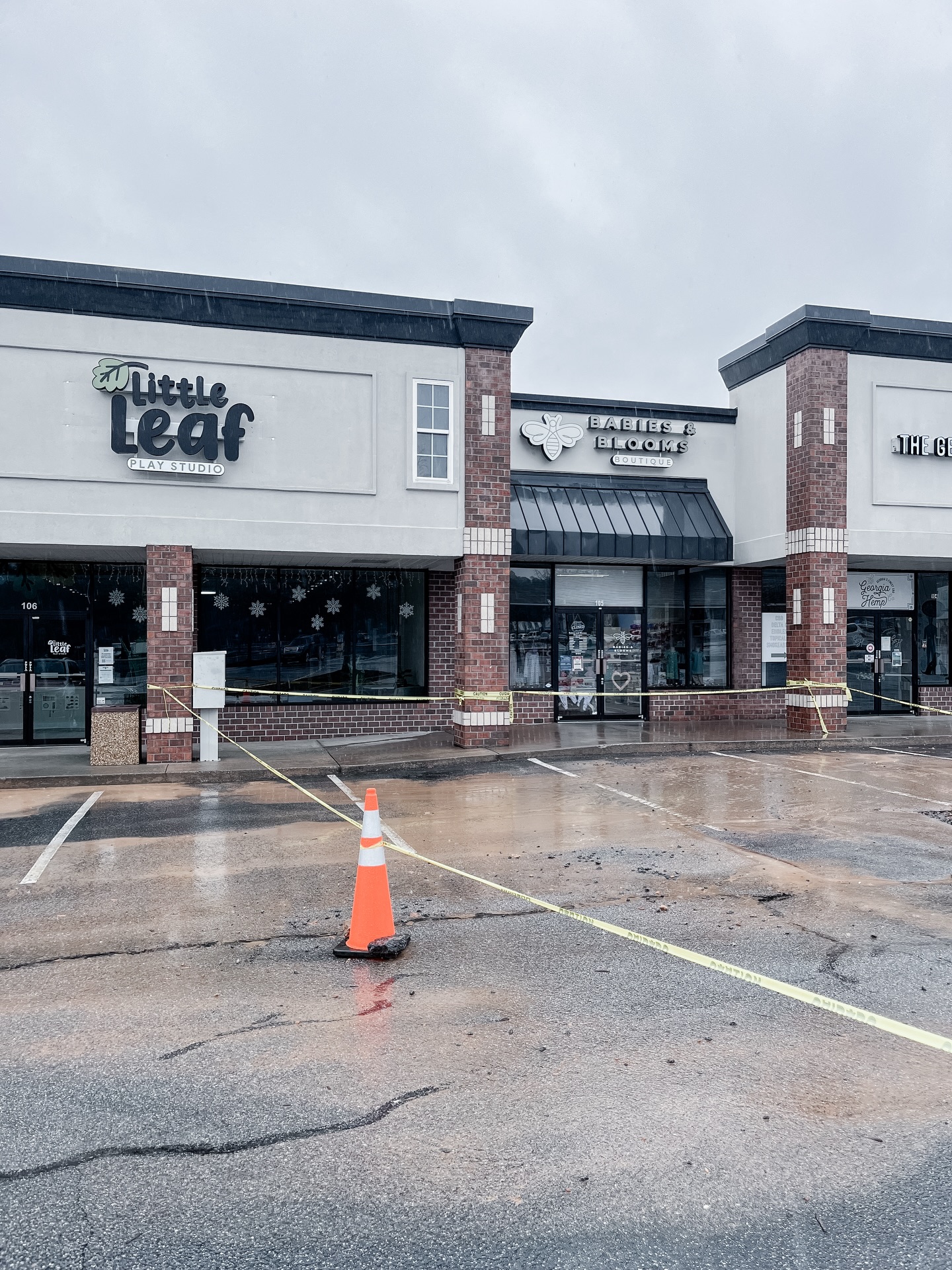 Monday 1/26 UPDATE
The pipe has been fixed and our plumbing has been restored. The front parking spots are still roped off so please use caution when entering the building.
We will be open for 2 play sessions this afternoon.
11:30-1:30pm
2:00-4:00pm
If you choose to visit us today, please use caution when driving ⚠️