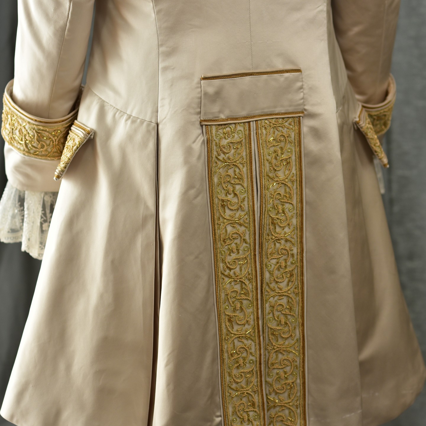 Rückseite des Justeaucorps. Die tiefen Faltenböden ergeben viel Saumweite.