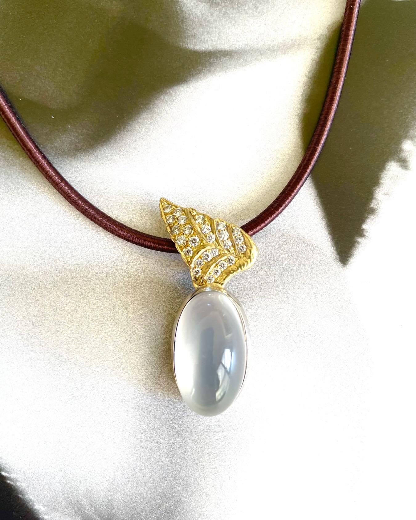A 22 carats moonstone ready to fly #finejewelry #pendantoftheday #wingsforlife #moonstonejewelry #giftsforher