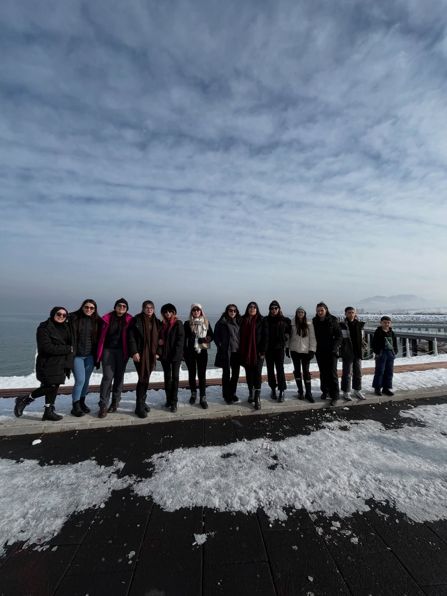 🏔️ ⛷️27 OCAK’TA GERÇEKLEŞTİRDİĞİMİZ ABALI KAYAK TURU ⛷️🏔️
Katılım sağlayan tüm misafirlerimize teşekkür ederiz 🤍
Yeni anılarda, yeni turlarda yeniden görüşmek dileğiyle…
Sizleri de güncel tur programlarımıza bekliyoruz ❄️🎿
📌 Gelecek Tur Tarihleri
📆 Her hafta Cumartesi – Pazar – Salı
⸻
⚠️ ÖNEMLİ NOT
🧣Değerli misafirlerimizin hava koşullarına uygun giyinmeleri tavsiye edilir.
⸻
📝 KAYIT OLUŞTURMAK İÇİN
Ad Soyad | Kimlik Bilgileri & Tur Adı yazarak
📲 WhatsApp iletişim numaralarımıza veya Instagram hesabımıza göndermeniz yeterlidir.
⸻
☎️ Detaylı Bilgi & Rezervasyon
📞0533 526 65 73 | 0505 110 41 65
🛡️@sirpturizm
🌐 www.sirpturizm.com
#şirpturizm #abalıkayakmerkezi #van #vangezi #seyehat