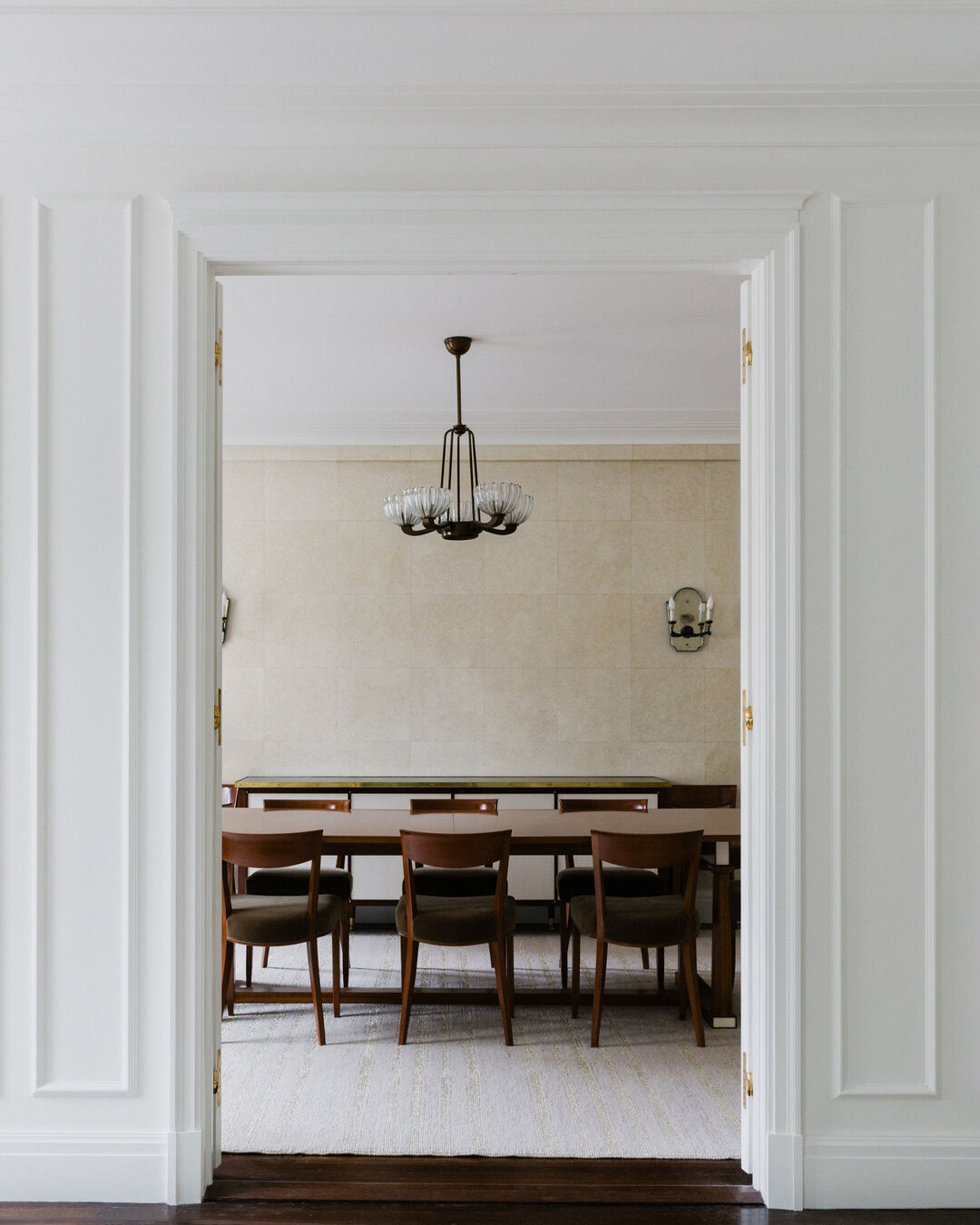 Faux parchment walls expertly hand painted by our artisan Sylvie Bilger adds subtle texture and timeless elegance to the dining room of this Upper East Side residence designed by Alyssa Kapito.
Link in bio to see more of this project.