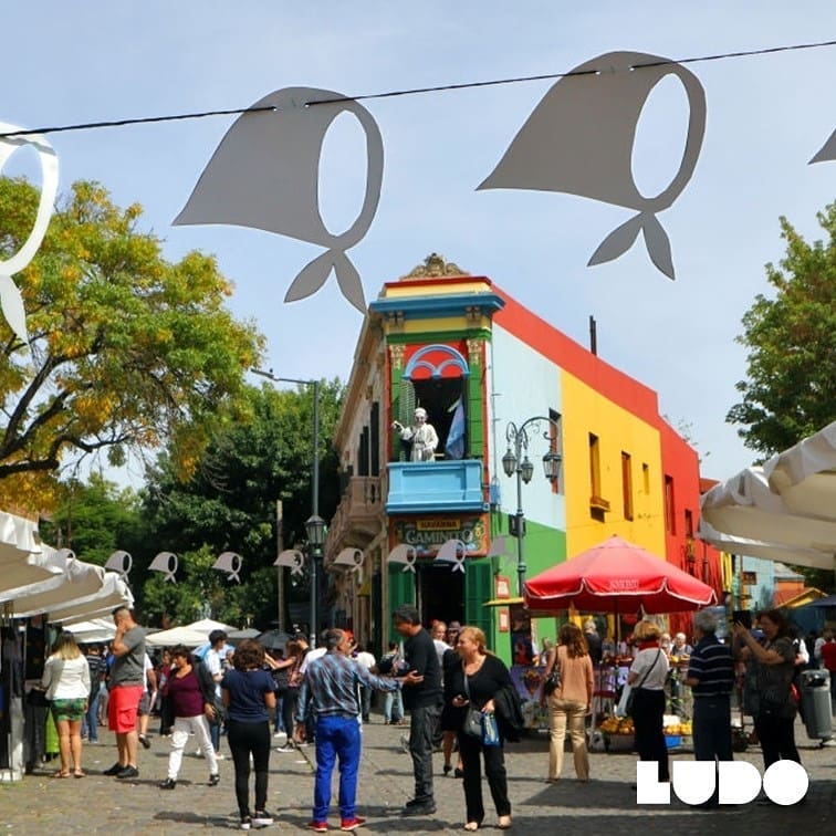 O intercâmbio promovido pela Ludo integra a competição com equipes internacionais e o contato com a cultura local. Sem dúvida, a visita aos principais pontos turísticos e a imersão na língua tornam as viagens ainda mais ricas e inesquecíveis para os participantes.
El Caminho é um dos cartões postais nas nossas idas à Argentina.
Localizado no bairro de La Boca, ele é considerado um museu a céu aberto, cheio de lojas de souvenirs e artistas se apresentando.
Quer conhecer um pouco mais de nossos destinos? Entre em nosso site (link na bio).
#ludotrip #intercâmbio #buenosaires #caminito