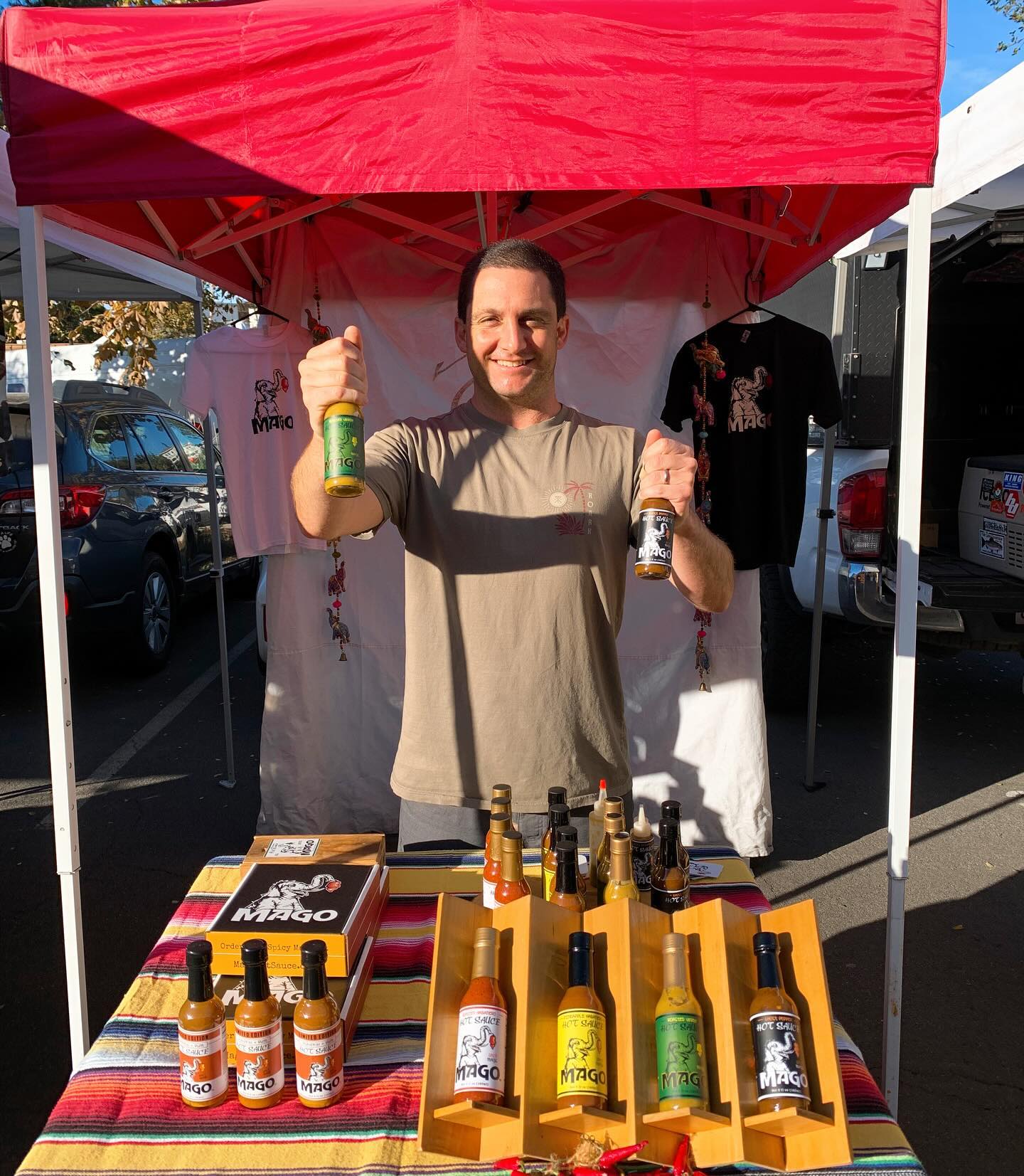 Beautiful day at the market today. We’re down here sampling all the sauce, including our new verde sauce 🌞