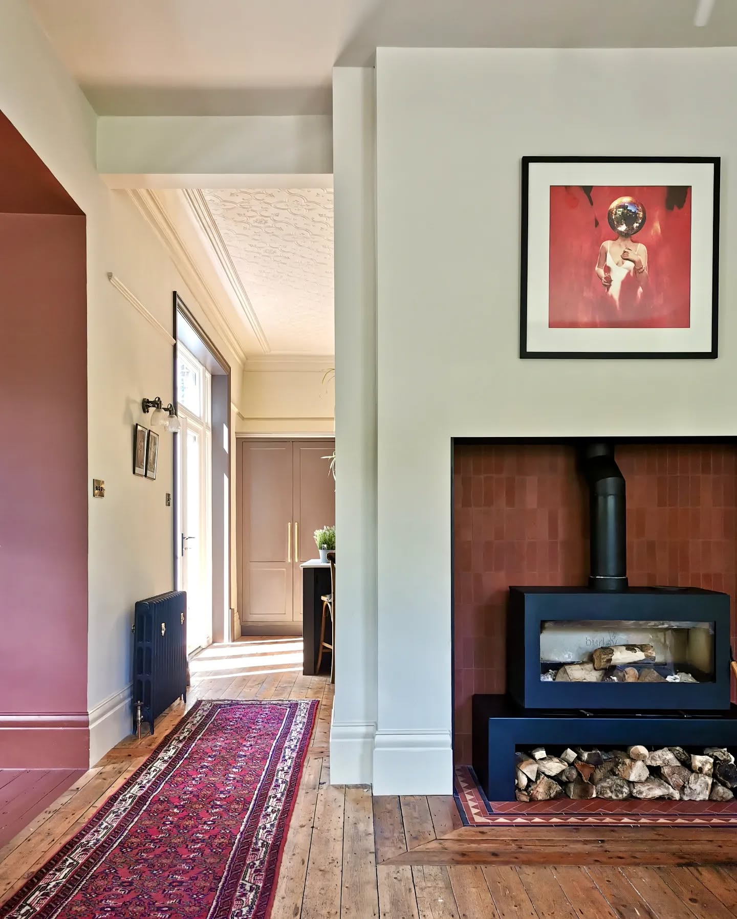 Back on the ground floor at @renovating_harrogate this shot shows you how the new family room (behind me) dining space (colour blocked to my left) and kitchen all connect.
In the background you can see the traditional kitchen, hand painted in @paintandpaperlibrary Copper Beech.
Terracotta floor tiles reclaimed from the entrance hall (too many were damaged to keep them there) were used to tile the new fireplace. I love how all these rusty reds work together but also help define each space ♥️