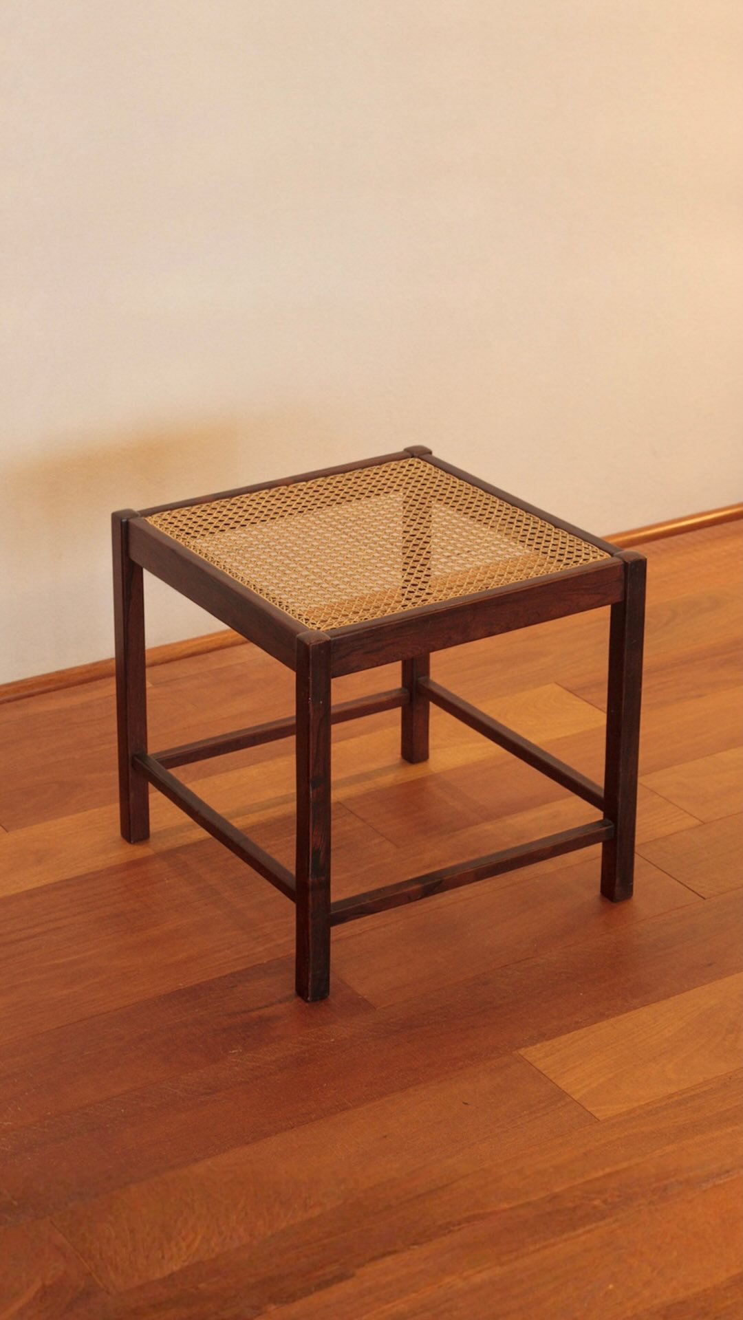 Criado em 1960 por Sérgio Rodrigues, o Banco Marcos é um exercício de simplicidade e precisão — valores centrais na obra do designer e no mobiliário moderno brasileiro.
Executado em jacarandá maciço torneado, com assento em palhinha natural, o banco revela uma linguagem direta e honesta, em que a forma nasce da função e da materialidade. Um desenho contido, mas cheio de presença.
A peça é uma homenagem de Sergio Rodrigues ao arquiteto Marcos Vasconcellos, seu grande colaborador nos tempos da OCA, período fundamental para a consolidação do design moderno brasileiro.
Medidas: 50 × 50 × 45 cm
Referência: peça catalogada no livro Sergio Rodrigues – Icatu, página 251
Um clássico do design brasileiro, ideal para composições versáteis, ambientes contemporâneos e projetos que valorizam história, autoria e marcenaria de excelência.
📍 Disponível em nosso acervo: www.loraronco.com.br
📞 Fale conosco: (11) 99122-7578
#loraroncogaleria #designbrasileiro #braziliandesign #mobiliáriomoderno #mobiliariomodernobrasileiro