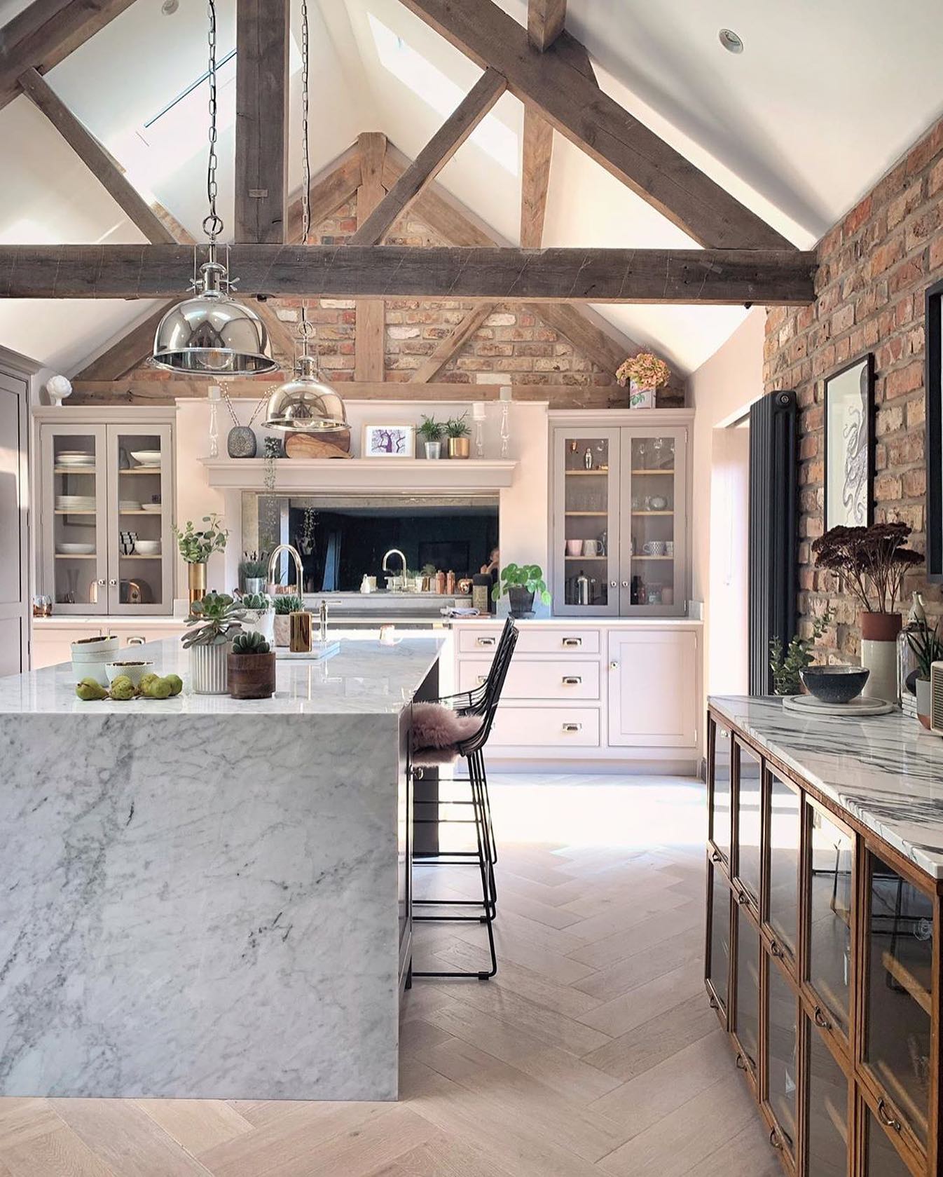 Living and working in Oxfordshire I get a lot of enquiries about barns! I can’t resist the charm and history that often come with these beautiful projects, however barn conversions are certainly a labour of love! Like all old and listed properties they come with challenges in particular structural but also heating, lighting and layout. On my website I now have a ‘book a discovery call’ page where you can book a 30 min call with me and I can chat through your project big or small - or even give you some advice before venturing on a project like this. Link to the discovery call is in my bio ⬆️ #interiorconsultancy #discoverycall #interiordesign #interiordesigneroxford #luxinteriors Image Credit: OakWood