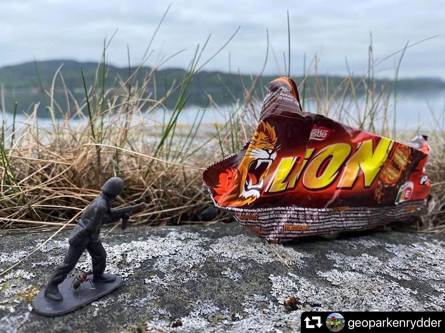 #repost @geoparkenrydder
・・・
En scene fra den kommende blockbuster’n «the war on plastic» 🎬🍿
#ryddnorge
#geanorvegica #miljofondet
#unescoglobalgeopark
#strandrydding #beachclean
#marinforsøpling
#marinecorps
#utno #dnt
#natur #nature
#norge #norway #geopark