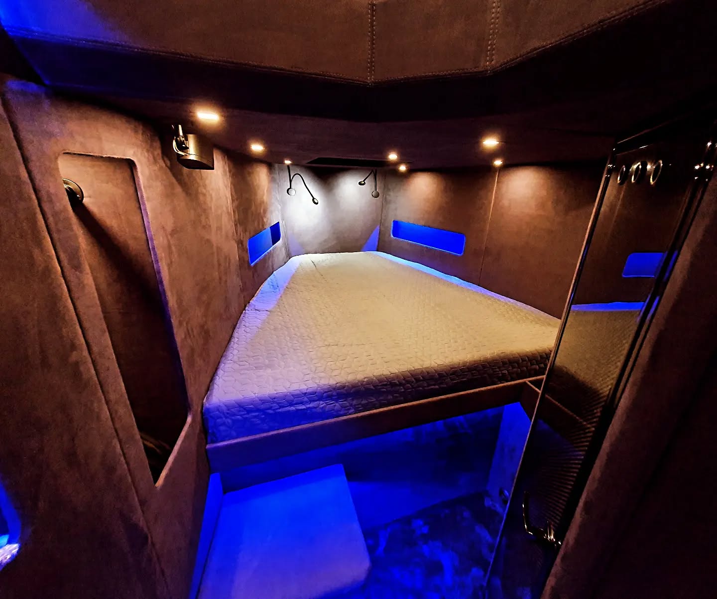 - Brizo Yachts BY40SC -
📸 @brizoyachts
#brizoyachts #brizo #aluminiumboat #aluminumyacht #fastyacht #volvopenta #mercurymarine #garmin #luxurytoys #luxuryyachts #monaco #cannes #mediterranlifestyle #bigtoys #bigboystoys #mercurymarine #gentlemanschoice #gentlemansride #madeinfinland