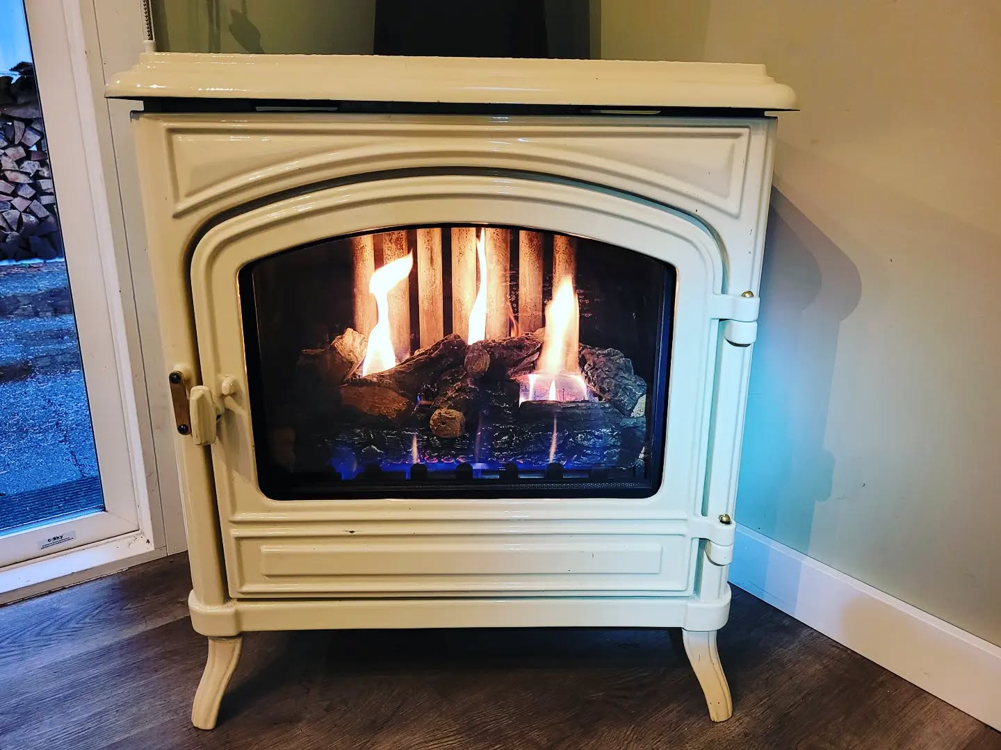 Another day another Fireplace.
Winter is coming, when is the last time you had one of these serviced?! Probably never.
Keep em clean, keep em burning right!
#clocked #gasfitting #gasfitting #seatosky #plumber