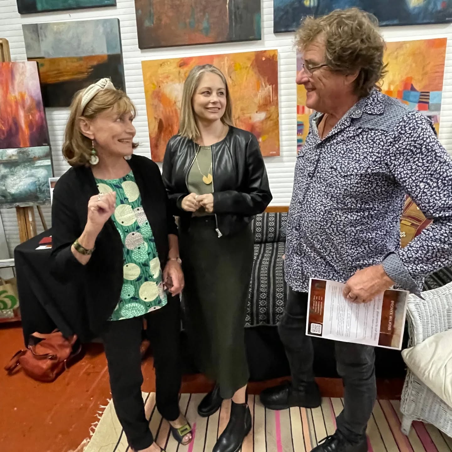 So lovely to have my art teachers from my other art studio @hart_start_studio attend the Lennox St exhibition. Amazing show as always thanks @lennoxstreetstudios and studio roomie @belindahaag_art.