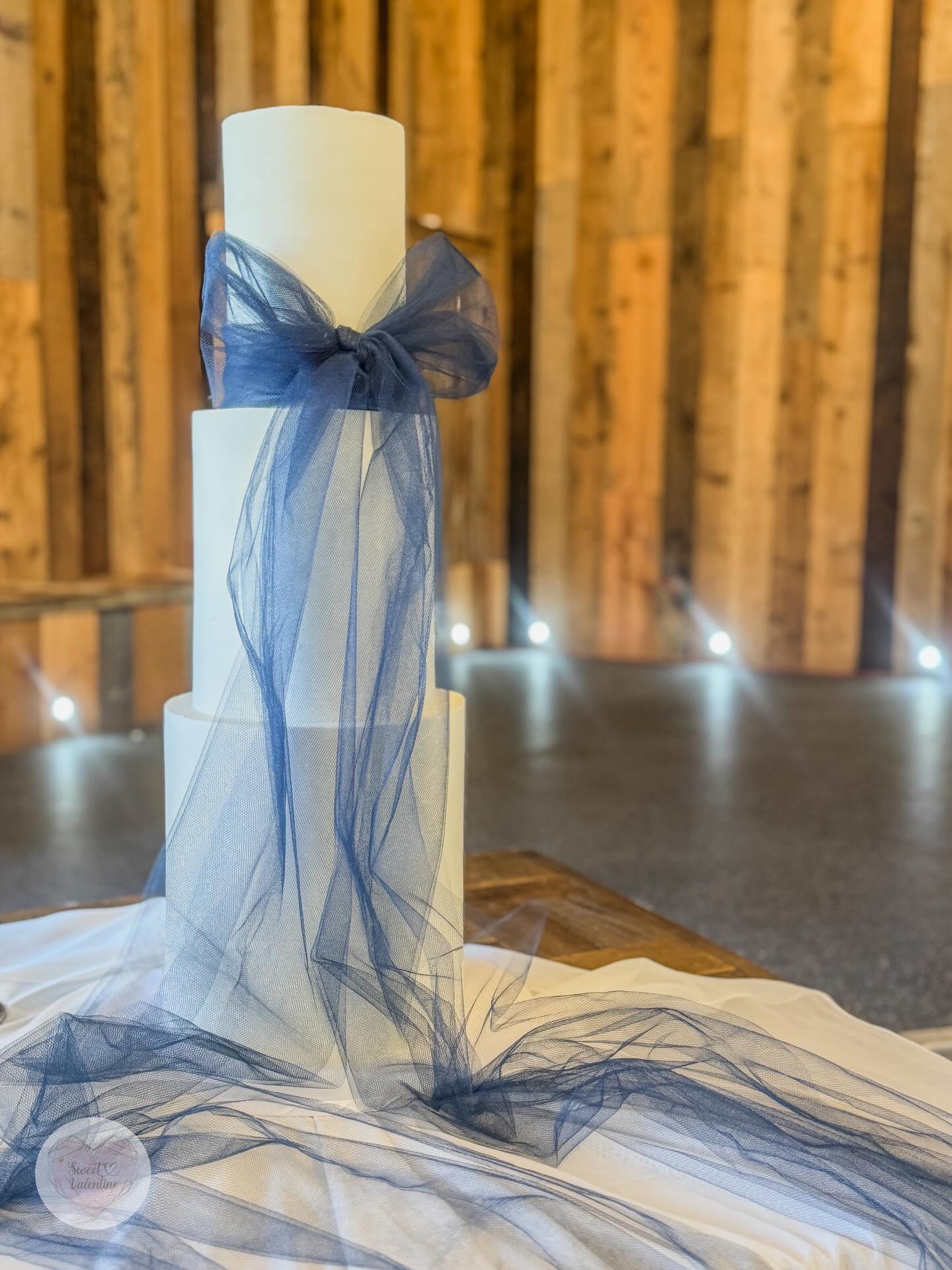 🤍 Wedding Day 🤍
Huge congratulations to C&N who married at the stunning @bunnyhillweddings
#whiteweddingcake #weddingcakedesign #weddingcake #weddingcakeinspo