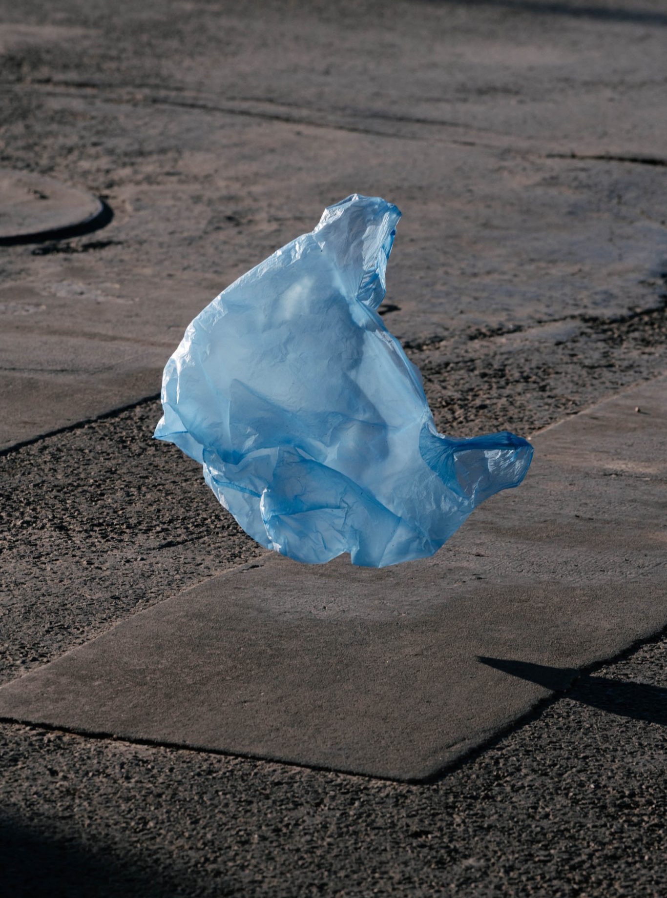 Unsere Ausstellung des Monats - „Tres Viajes“ ist eine dreiteilige fotografische Serie des deutschen Fotografen @joergbrueggemann (*1979). Die Arbeit untersucht Chile als geografischen, sozialen und persönlichen Raum und verbindet dokumentarische Fotografie mit essayistischen und autobiografischen Elementen. Brüggemann ist seit 2009 Mitglied der @agenturostkreuz und Co-Direktor der Ostkreuzschule für Fotografie in Berlin. Seine Arbeiten werden international ausgestellt und publiziert. Tres Viajes’ wurde bei @atelier_exb in Frankreich und bei @hartmann_projects in Deutschland veröffentlicht. Aktuell wird die Arbeit in der @robertmorat Galerie, Linienstraße 107, ausgestellt. #ausstellungdesmonats #spielfeldberlin #linkinbio spielfeld-berlin.de/ausstellung