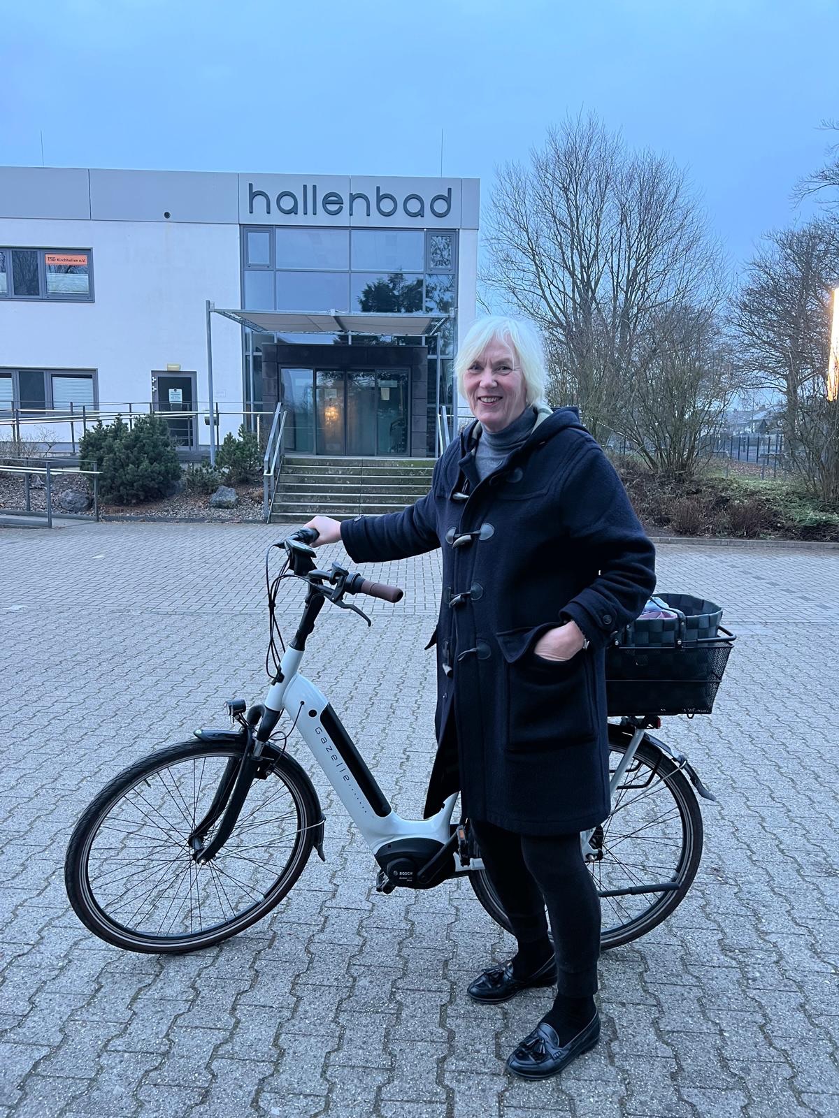 ⚽️ Dieser Sonntag sollte im Zeichen des Sports stehen:
🏊 Der Frühsport fiel ins Wasser - stattdessen fand Gymnastik online statt. Und dann lag Schalke 0:2 zurück.
Aber dann haben die Schalker gehandelt und das 2:2 fühlte sich bei Spielende wie ein Sieg an. Meiner Meinung nach ein gelungener Auftakt für Dzeko. Schalke bleibt spannend. 🏟️
🏅 Jetzt geht es in die neue Woche und da gibt es sicher auch ein bisschen Karneval: Der Orden von Oliver Wittke, Vorstandssprecher beim Verkehrsverbund Rhein-Ruhr, deutet das jedenfalls deutlich an. 🚉