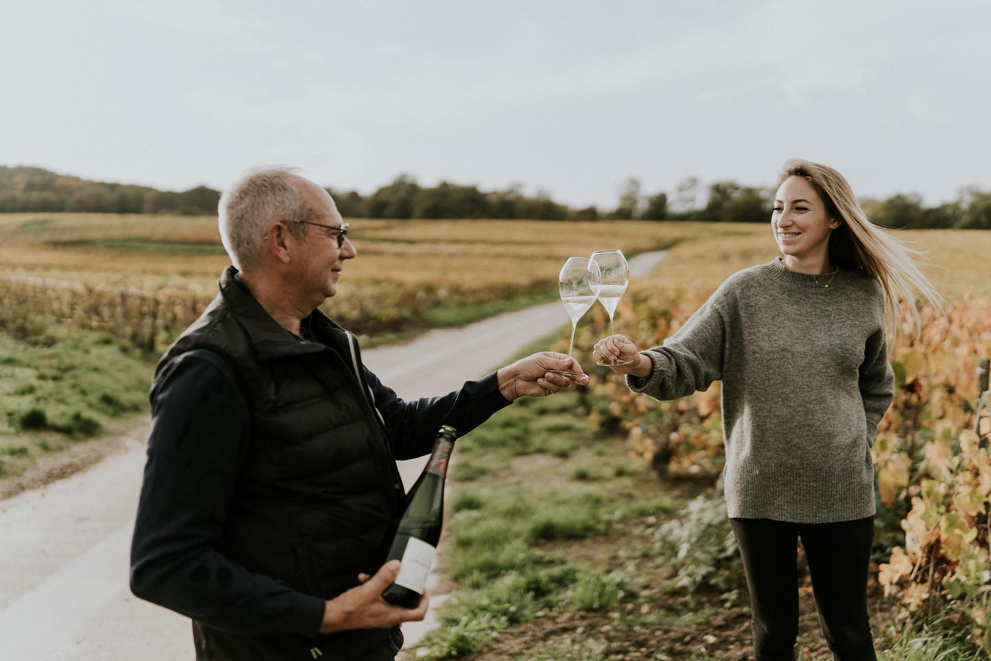 Fall colors = Fall vibes 🍁 🍂
📸 @mariehelene_madameb
#fatheranddaughter #winemaker #winegrower #automne #autumn #orange #yellow #fall #drinkchampagne #Cheers #villersmarmery #chardonnay #champagneamargaine #margaine #amargaine