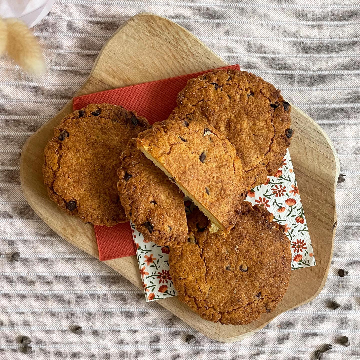 Galettes croustillantes aux pépites de chocolat
✨ Les ingrédients
- 200 g de farine
- 50 g de poudre d’amande
- 80 g de sucre
- 1/2 sachet de levure chimique
- Vanille en poudre
- 1 oeuf
- 120 g de beurre
- 1 pincée de sel (sauf si le beurre est déjà salé)
- 100 g de pépites de chocolat
✨ La méthode
- Dans un bol mettre la farine, la poudre d’amande, le sucre, la levure chimique et la vanille en poudre et mélanger
- Faire un creux au centre du mélange et verser l’oeuf, puis le beurre couper en petits morceaux
- Mélanger jusqu’à obtenir une pâte lisse et homogène
- Ajouter les pépites de chocolat
- Aplatir
- Pour une galette entière cuire 25 min à 180°C, pour les formats individuelle (ont peux faire 8 petites galettes) cuire 15 min à 180°C
✨ Astuce :
Il est possible de les aromatiser selon les envies :
Nature, garnis de confiture, avec de la poudre de noisette au lieu de la poudre d’amande, …
•
🌾 Elodie Bernard Diététicienne Nutritionniste
✨ Consultation à Angers, Jallais et à distance
🌙 17 rue de Chantilly 49000 Angers
🍋 elodieb.diet@gmail.com
🌻 hellorecettediet.fr
☀️prise rdv Doctolib
•
#manger #recette #recettesucree #recettefacile #recetterapide #galettesablée #chocolat #alimentation #alimentationplaisir #dieteticienne