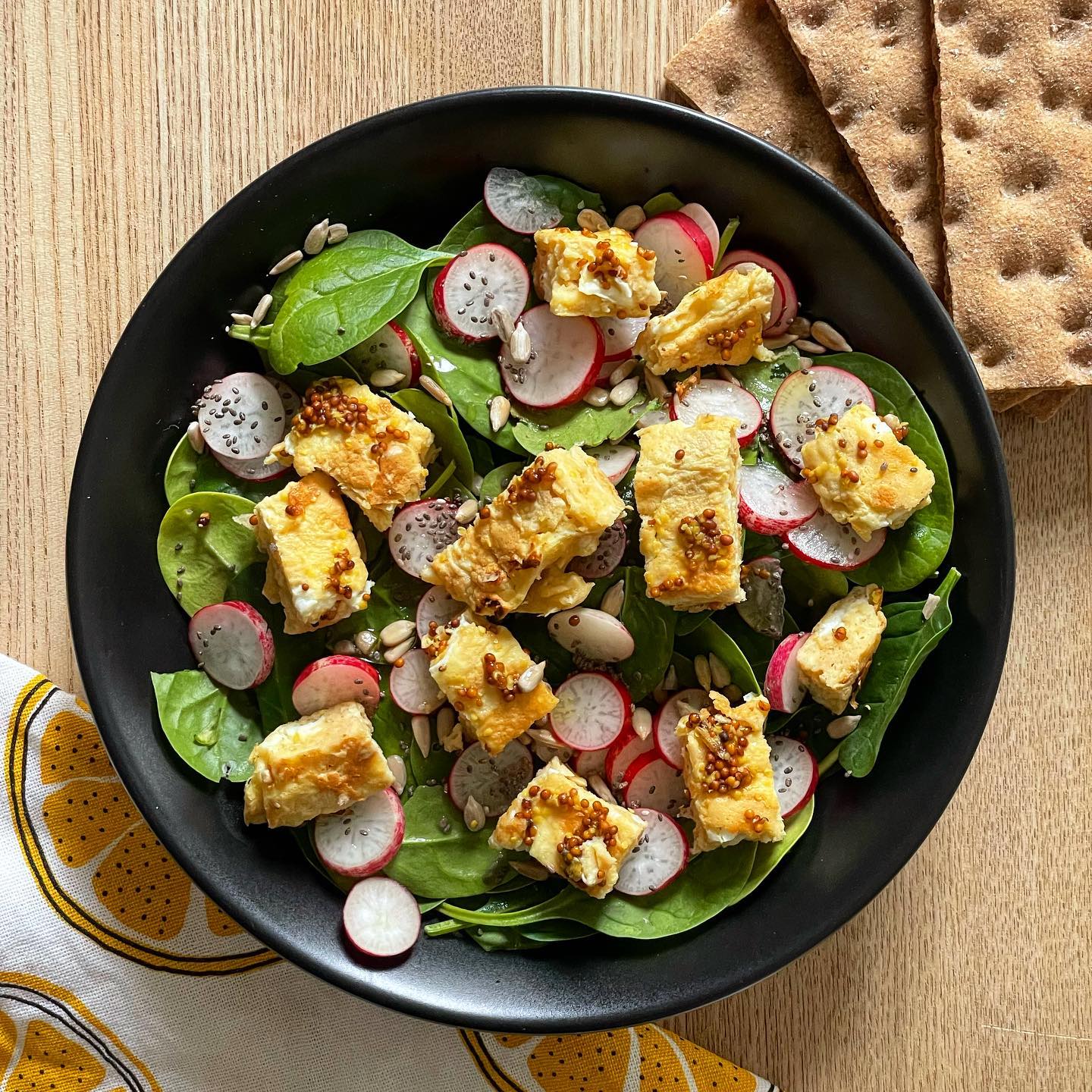 Assiette printanière 🌱🌼
Hello,
Aujourd’hui je te propose une idée de repas rapide et facile idée pour ce printemps ! 🌱
À base de jeune pousse d’épinard frais, de radis couper en rondelle, d’une omelette chèvre moutarde, de graine de chia et de tournesol avec une vinaigrette à base de vinaigre balsamique huile de lin et moutarde le tout accompagné de tartine (ici des wasa mais cela peut aussi être du pain ou de rajouter des pois chiches ou haricot rouge ou quinoa ou riz … par exemple) 🥗
Comme quoi vraiment pas besoin que cela prenne beaucoup de temps pour préparer une assiette riche en nutriments ! 🧡
Bon appétit ✨
•
#recette #manger #nourir #vege #vegetarian #equilibrer #recettefacile #alimentation #alimentationintuitive #nourirlecorps #recetterapide
( #tca #pertedepoids #recetteminceur #mangersain #mangermieux #mangersainement #recettehealthy #tcarecovery #reequilibragealimentaire #equilibrealimentaire )
•
🌾 Elodie Bernard Diététicienne Nutritionniste
✨ Consultation à Angers, Jallais et à distance
🌙 17 rue de Chantilly 49000 Angers
🍋 elodieb.diet@gmail.com
🌻 hellorecettediet.fr
☀️prise rdv Doctolib