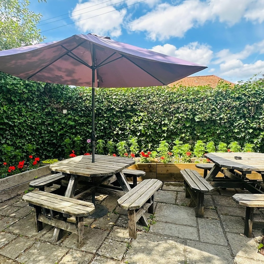 The sun is shining in our garden, ready for the weekend ☀️ 🍻
