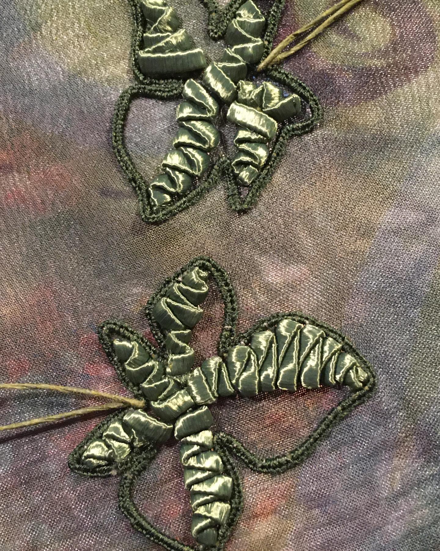 The piece I’m working on has tree on each side. One side has oak leaves, the other side grape leaves. Tonight I have been finishing off the detached grape leaves. #stumpwork #stumpworkembroidery #embroideredvines #vineleaves #handembroidery