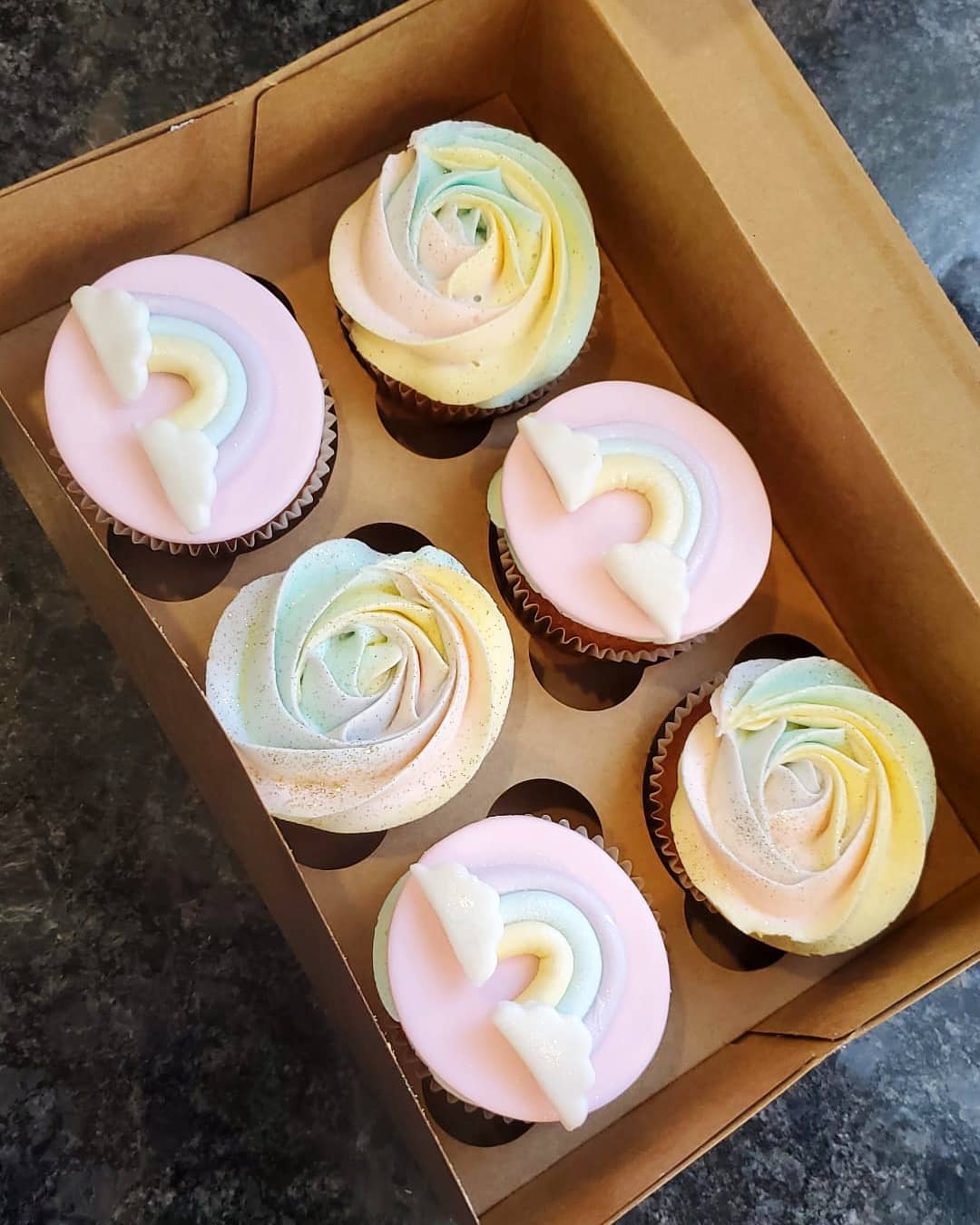 Cutest little cupcakes for the cutest little birthday 🥳 A classic rosette with a fondant topper to complete the theme!