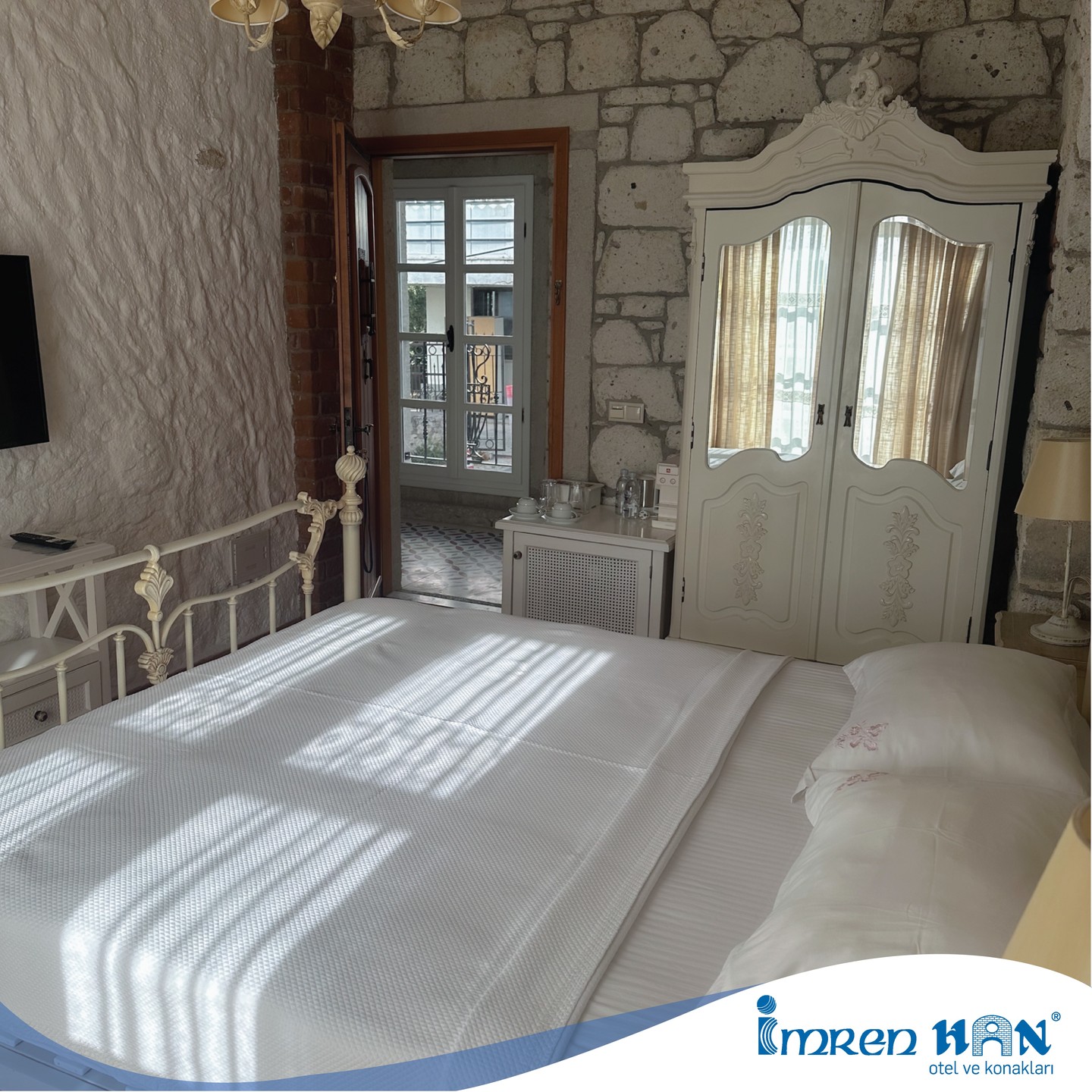 Ocak ayında Alaçatı’nın huzurlu atmosferinde geniş ve ferah odalarımızda konaklayarak sakin bir tatilin tadını çıkarabilirsiniz. 🌿
Şehrin kalabalığından uzak, dingin bir mola vermek için sizleri otelimize davet ediyoruz.
Rezervasyon için hemen bize ulaşın ve bu keyifli deneyimi kaçırmayın! 🏡✨