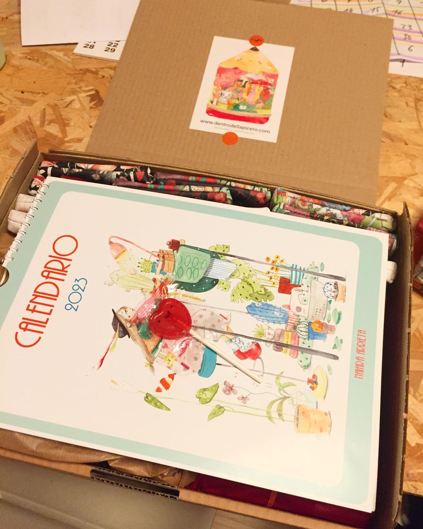 BIENVENIDO 2023! Ya te teníamos ganas...
.
.
.
#felizaño #añonuevo #navidad #christmas #gabonak #calendario #calendar #almanaque #ilustradores #editorial #autoedicion #dulce #sweet #bonito #bonita #dentrodellapicero #km0 #consumolocal #comerciolocal