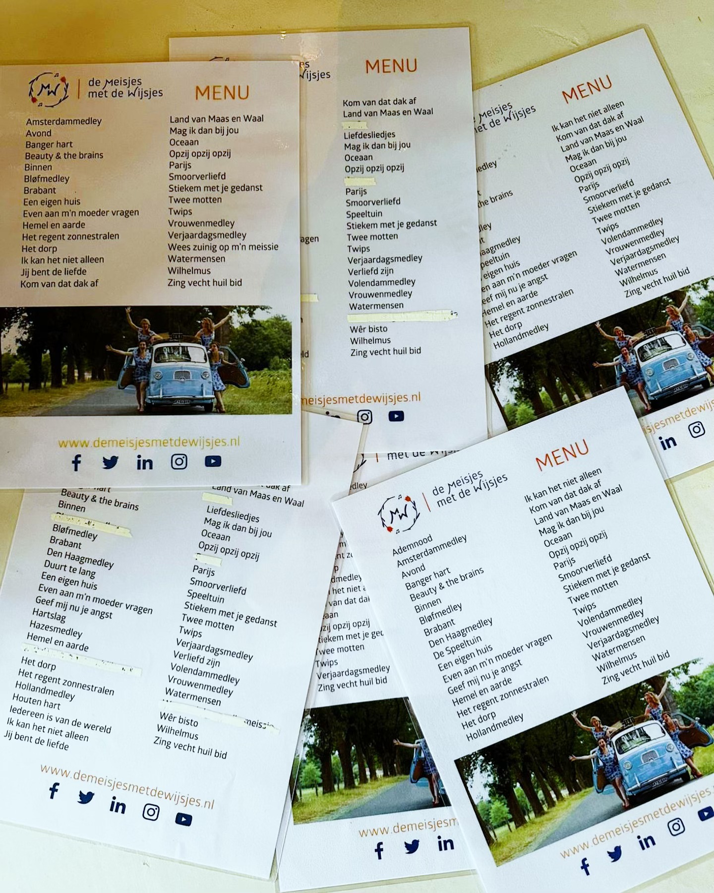 Oude menu repertoires…
voor onze “borrelsetting”!
Bij ons de meest geboekte vorm van optreden!
We nemen ons “menu” mee en jij en je gasten kiezen wat ze willen horen. Een soort jukebox idee 🤩 Inzetbaar voor (bedrijfs)borrels(goh), recepties, verjaardagen, diners, you name it!
Op de foto kijk je naar een aantal van onze oude menu’s, inmiddels is dat menu(repertoire) alweer veel groter en hebben we uiteraard ook een @ivyvocals én kerst menu. Wil je 1 menu? 2? of zelfs 3? Het kan! We komen graag.
Informeer over de mogelijkheden of andere vormen van optredens via info@demeisjesmetdewijsjes.nl
En wie weet komen wij met ons menu in jouw AGENDA 😁😁😁😁
#boekingen #repertoire #optredens #borrels #borrelsetting #jukebox #dmmdw #demeisjesmetdewijsjes #ivyvocals