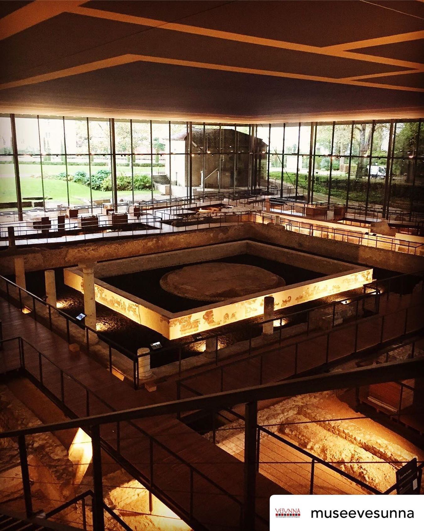 Un museo in grado di instaurare un dialogo tra l’antico e il nuovo: così Jean Nouvel affronta il tema della valorizzazione degli scavi archeologici. Sul soffitto viene riprodotta la pianta dell’antica domus, mentre passerelle sospese consentono la fruibilità dello spazio, nel pieno rispetto dei resti della città gallo-romana.
Foto by @museevesunna
#instamusee #culture #patrimoine #domus #archaeologicalsite #archaelogy #instapic #galloromain #petrocores #dordogne #perigord #perigueux #antiquite #vesunna #architettura #restauro #restauroconservativo #restaurobeniculturali #restaurolapideo #restauration #restauroarchitettonico #artconservation #restoration #conservation #conservazione #conservazionedeibeniculturali #historical #building #heritage