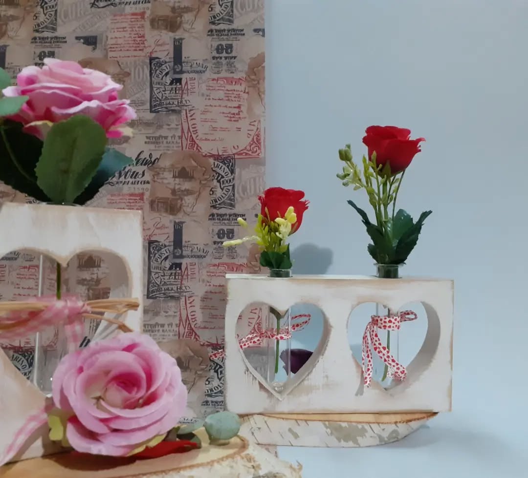 Soporte de madera con violetero de cristal, disponible con flor natural, artificial y preservada ❣
.
.
.
.
.
.
.
.
#sanvalentin #floristería #regalo #sanvalentín #rosas #floristry