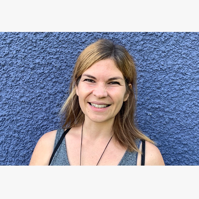 hey!
das bin ich, die wolken-macherin.
• ich heisse carmen
• mein geburtstag ist am 24.12. 🎄
• bin mama von zwei kindern (6&9)
• verheiratet mit mätz, den ich aus der sek kenne 👩❤️💋👨
• habe einen jungen kater namens bounty
• ernähre mich pflanzlich & koche gerne
• lieblingsjahreszeit: herbst 🍂
• habe mich vor 12 jahren selbständig gemacht
• bin weder morgen- noch nachtmensch,
also tagsübermensch? 🤪
schön seid ihr da! 💙