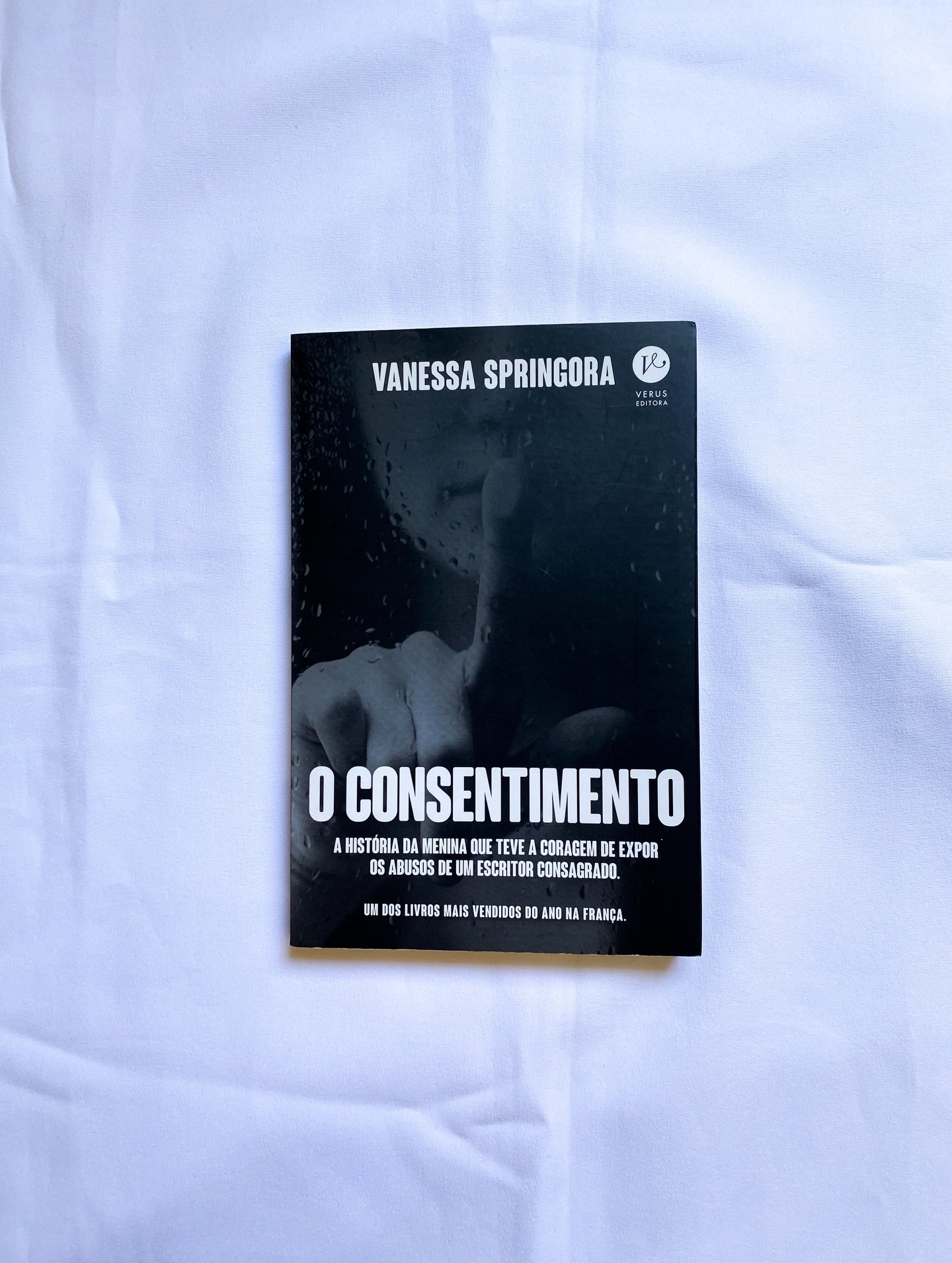 O CONSENTIMENTO - Vanessa Springora
Nota: ⭐️⭐️⭐️⭐️⭐️
O Consentimento é uma autobiografia de coragem e liberdade da autora francesa Vanessa Springora, sobre o homem que roubou a sua adolescência e a falta de proteção que recebeu perante a sociedade e os seus responsáveis.
Na Paris dos anos 80, a sociedade não via com estranheza um escritor renomado de 50 anos desfilando com uma adolescente de apenas 14 sem o seu responsável por perto, e muito menos, levando-a como convidada para programas de televisão onde falaria do seu próximo livro.
Nesta autobiografia, Vanessa Springora conta com detalhes como a sua adolescência foi usurpada de uma forma tão trágica e como a sociedade não escandalizava com o acontecido em frente aos seus olhos, e até mesmo o que era publicado.
Vanessa começa a sua biografia contando da relação conturbada com o pai e dos ciúmes compulsivos com a mãe, transformando-se rapidamente em agressividade. Após a separação e no meio das várias mudanças de endereço, Vanessa e sua mãe viviam com um orçamento apertado, mas tinham o necessário para sobreviver.
📚Leia a resenha no blog através do link na bio.
#oconsentimento #vanessaspringora #resenha #biografia #bookstagrammer
