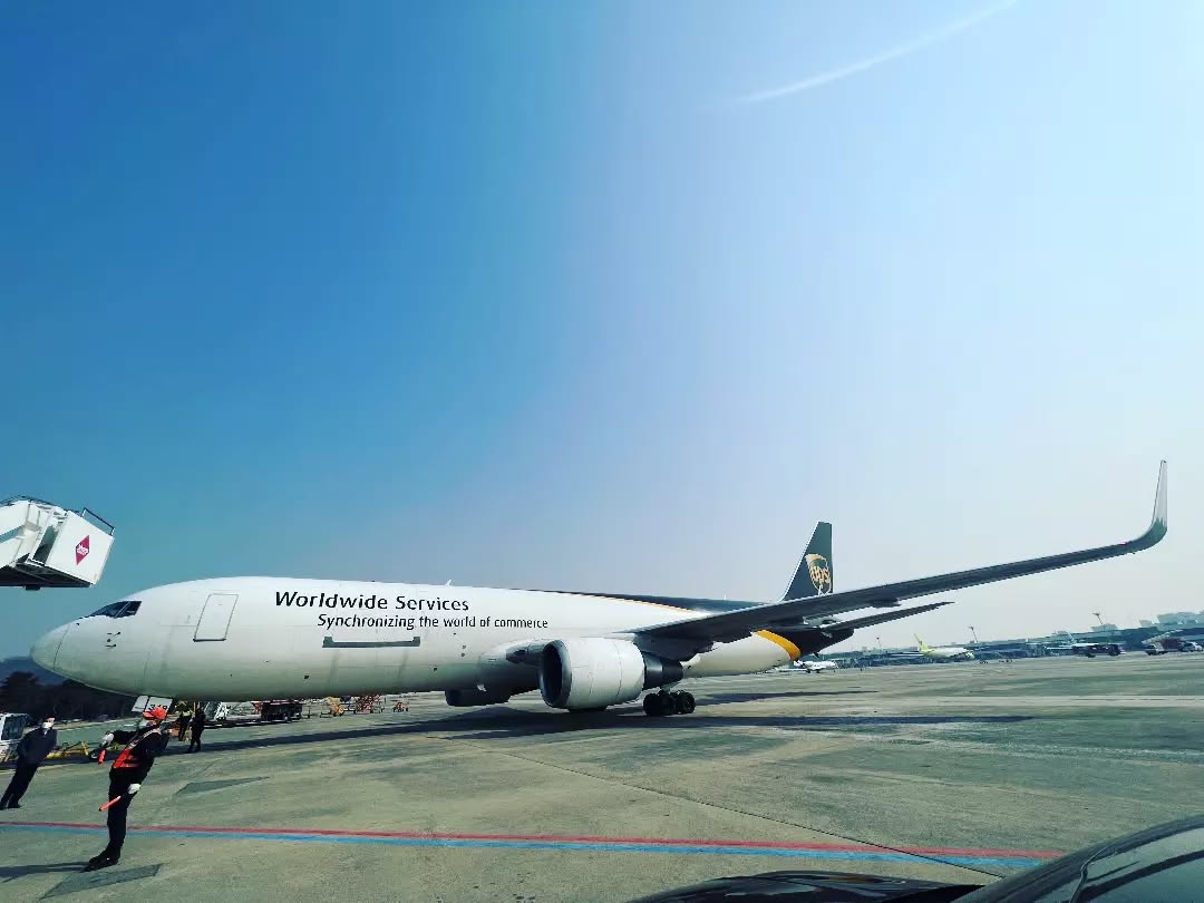 A unique visit by this B767 at Gimpo Airport today.
Thick fog meant landing at Incheon wasn't possible, but after a couple of hours it was back up in the air to continue its scheduled service.
#infinitejetkorea #b767 #safetyfirst #airportsupport #airportlife