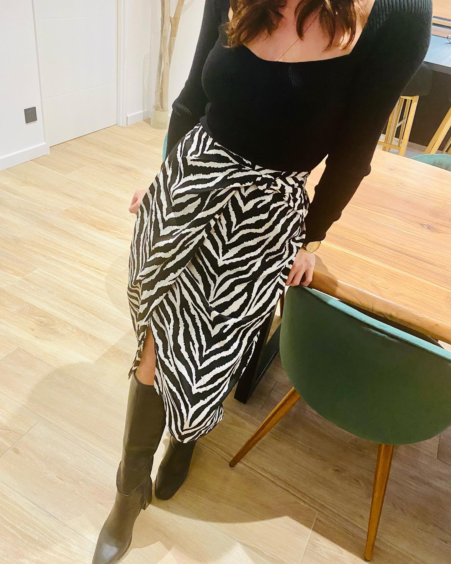 🦓 PRINT ZEBRE 🦓
Quoi de plus féminin qu’une jupe ? Et lorsqu’elle s’empare d’un motif animal, c’est encore plus irrésistible.
Mariez-la avec un petit haut genre tee-shirt uni ou un caraco pour vos virées entre copines.
Pour créer un look plus professionnel, misez sur un chemisier.
N’oubliez pas quelques bijoux, plus ou moins discrets, selon le style recherché. Absolument sublime ! Il n’est pas étonnant que les filles branchées adeptes du street style adopte ce look féminin.
🖤 Jupe ZÈBRE
🖤 30€
🖤 existe en SM ou ML
New Co WILD
✖️À retrouvez sur notre eshop ⤵️. 💻www.madamevboutique.com.
✖️Livraison 📦 gratuite dès 75€ d’achat
✖️ Paiement sécurisé en CB 💳 ou paypal
#eshop #modefemme #modefrancaise #tendancejupe #instalook #boutiqueenligne #beziers #suddefrance #occitanie #shopping #lookdujour #fashionaddict #newco #ootd #madamevboutique #nouvellecollection
#lookmode #modefashion #tendancemode #mode2022
#jupetendance #jupemode #lookoftheday #looktendencia #boutiquebeziers #madamev