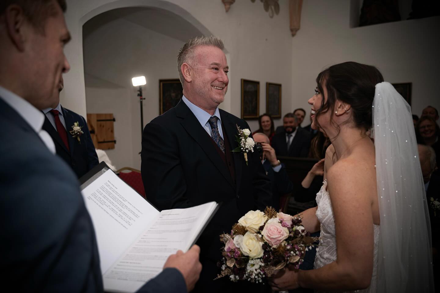 That wonderful moment! ❤️
A destination wedding ceremony full of smiles in a castle chapel! 🏰
All the way from 🇺🇸 for the perfect wedding setting in 🇦🇹!
#destinationwedding #weddingabroad #castlewedding #hochzeit #trauredner #weddingspeaker
